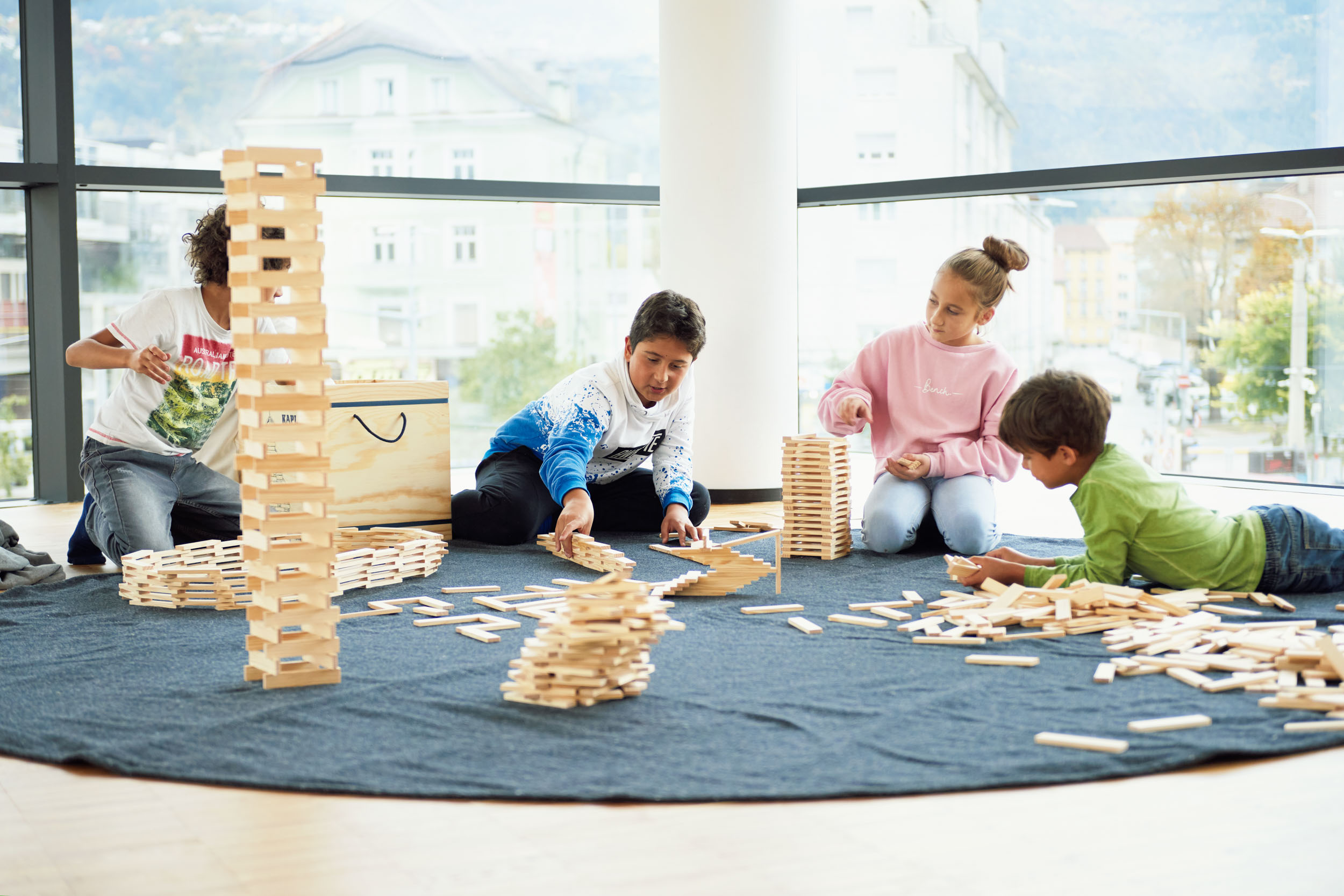 Beim viertägigen Klötzel-Bauen verwandelt sich der Veranstaltungsraum in der Stadtbibliothek in ein Spieleparadies.