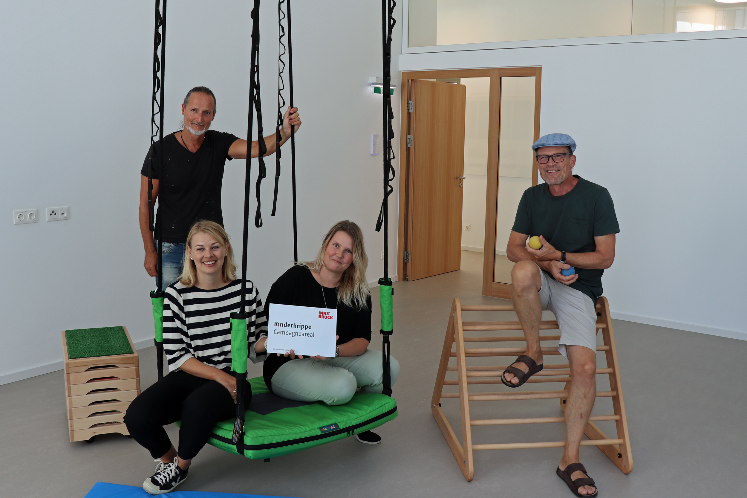 Richard Pöttinger (1.v.l.), Daniela Volgger (ISD Leitung Kinderkrippen, vorne), Stadträtin Elisabeth Mayr und Thomas Wolf (ISD Bereichsleiter Kinderzentren) freuen sich über die Eröffnung der Kinderkrippe am Campagne Areal.