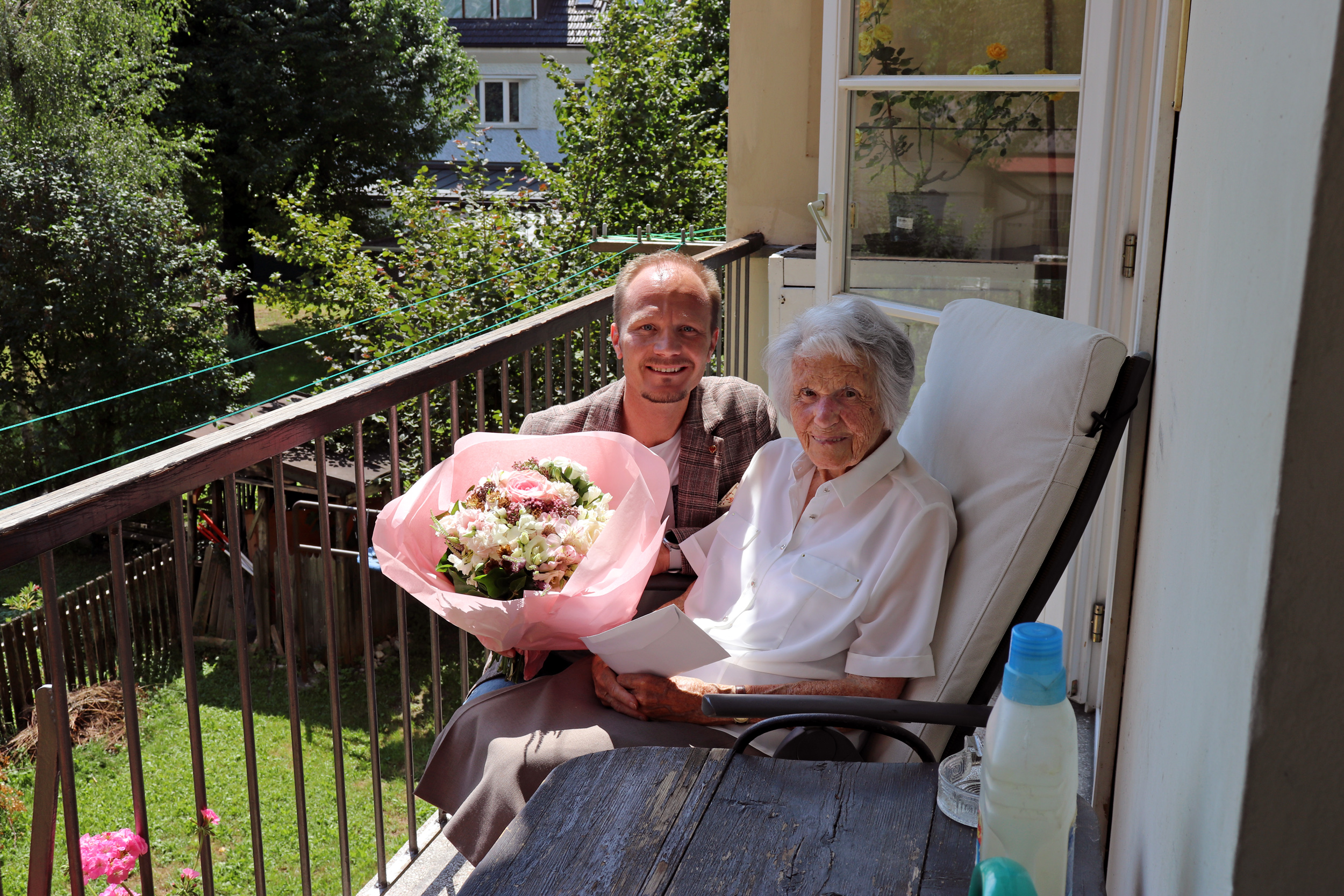 Die leidenschaftliche Gärtnerin, Elsa Roilo, freute sich sehr über den Blumenstrauß, den ihr Vizebürgermeister Johannes Anzengruber zu ihrem 107. Geburtstag überreichte.