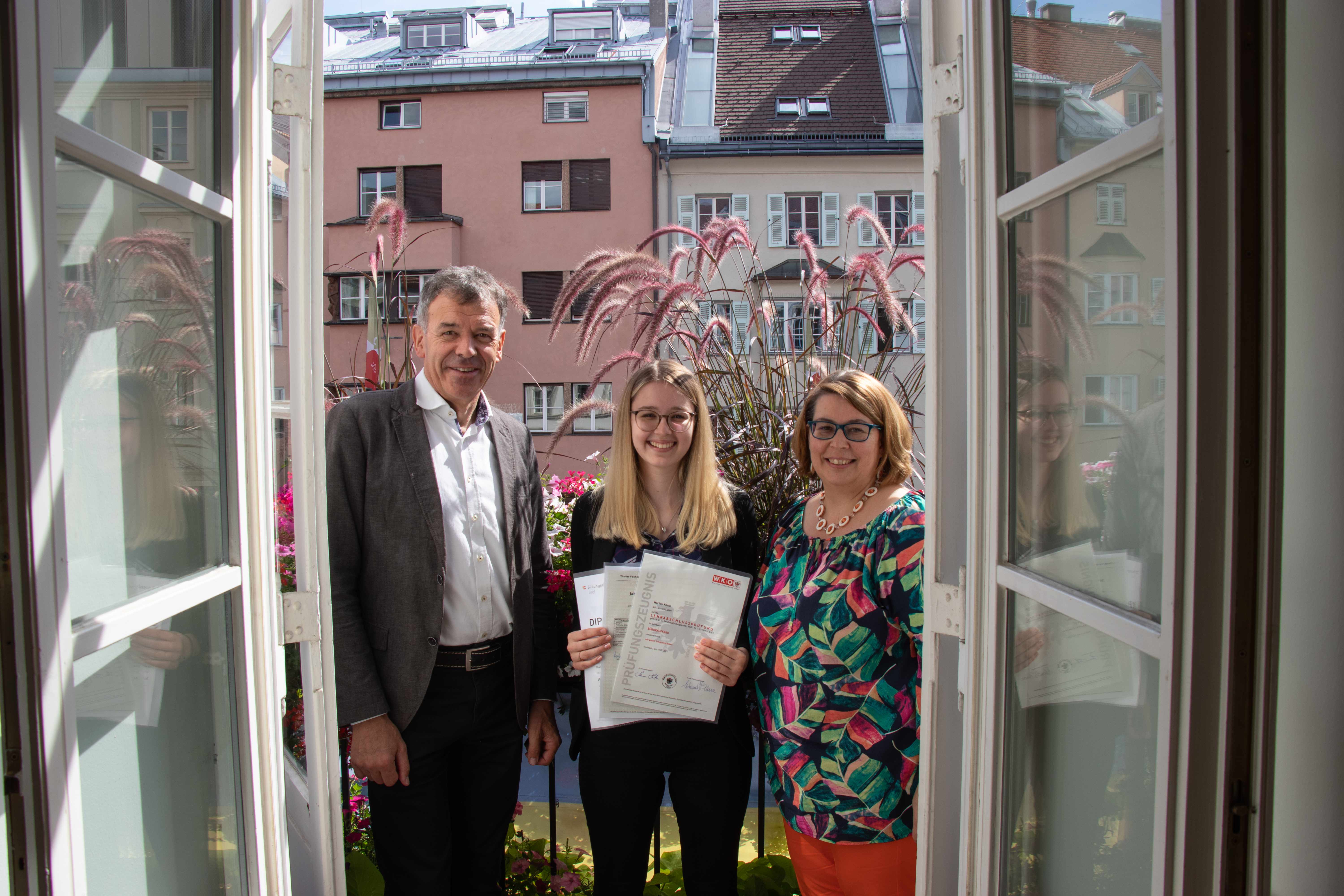Bürgermeister Georg Willi und Lehrlingsbeauftragte Sabine Floßmann gratulierten Marion Knabl (Mitte) zum Abschluss ihrer Lehre als Bürokauffrau. Die 3. Klasse hat sie mit ausgezeichnetem Erfolg und die Lehrlingsabschlussprüfung mit gutem Erfolg absolviert und wird künftig im Amt für Melde- und Einwohnerwesen, 
Passangelegenheiten tätig sein.