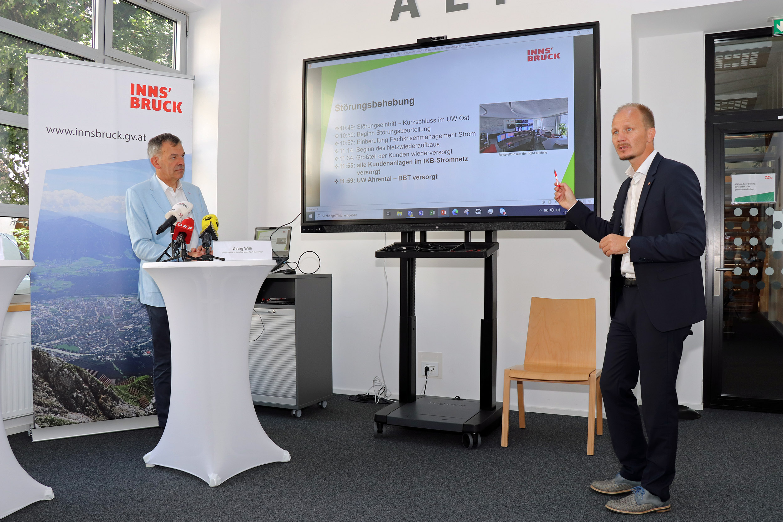 Bürgermeister Georg Willi und Vizebürgermeister Johannes Anzengruber (r.) berichteten über die Vorgehensweise zur Behebung des Stromausfalls am 8. August und welche Lehren daraus gezogen werden.