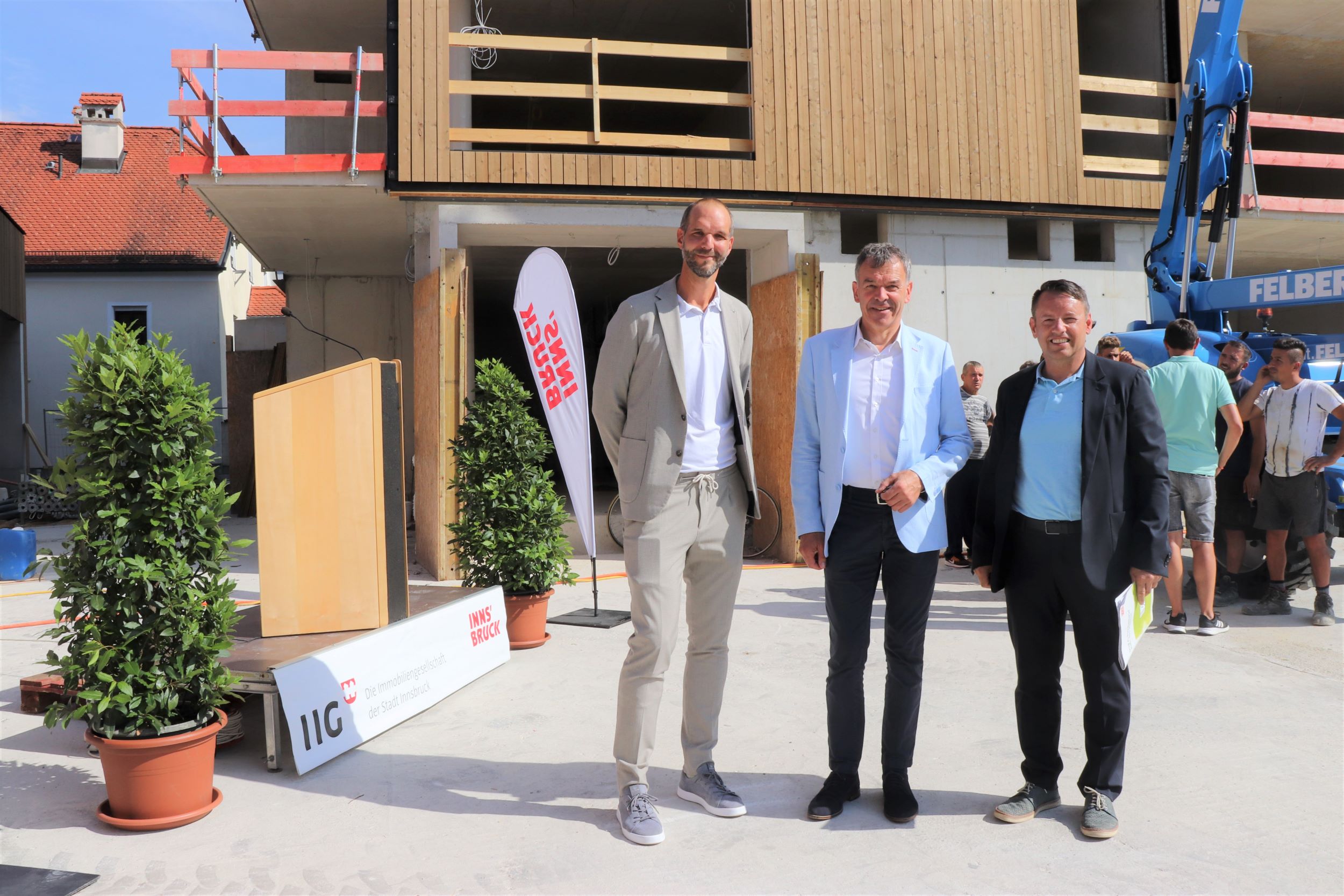 Prokurist Wolfgang Aigner (links), Bürgermeister Georg Willi und IIG-Geschäftsführer Franz Danler freuen sich über die Firstfeier am Widumplatz in Igls.