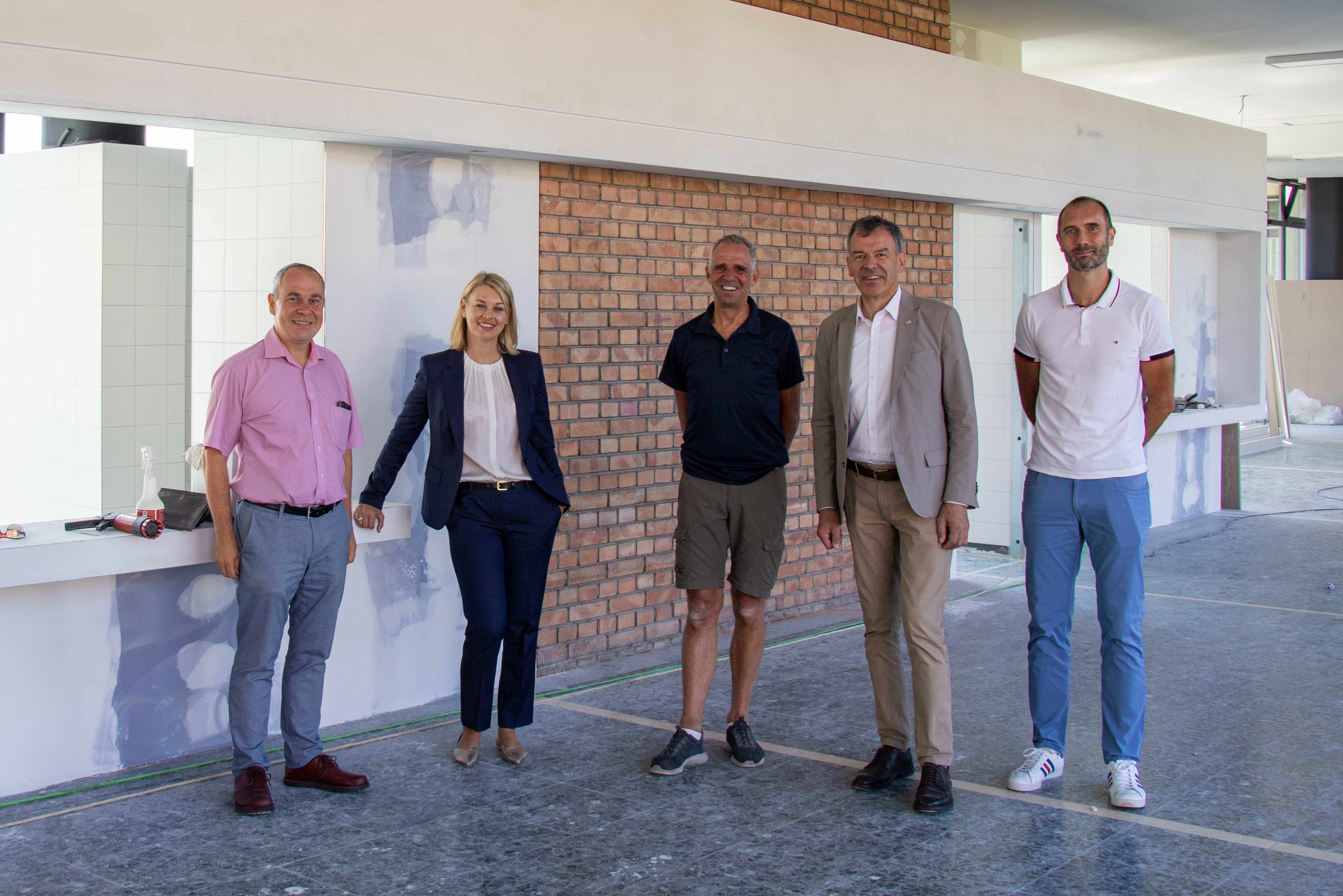 Sind erfreut über den Baufortschritt in Innsbrucks Bildungseinrichtungen, wie hier in der Volksschule Pradl Ost/Campus Siegmair: (v.l.): Projektleiter Walter Aistleitner, Stadträtin Elisabeth Mayr, Schulwart Andreas Tassenbacher, Bürgermeister Georg Willi und IIG Bereichsleiter Matthias Gerl.