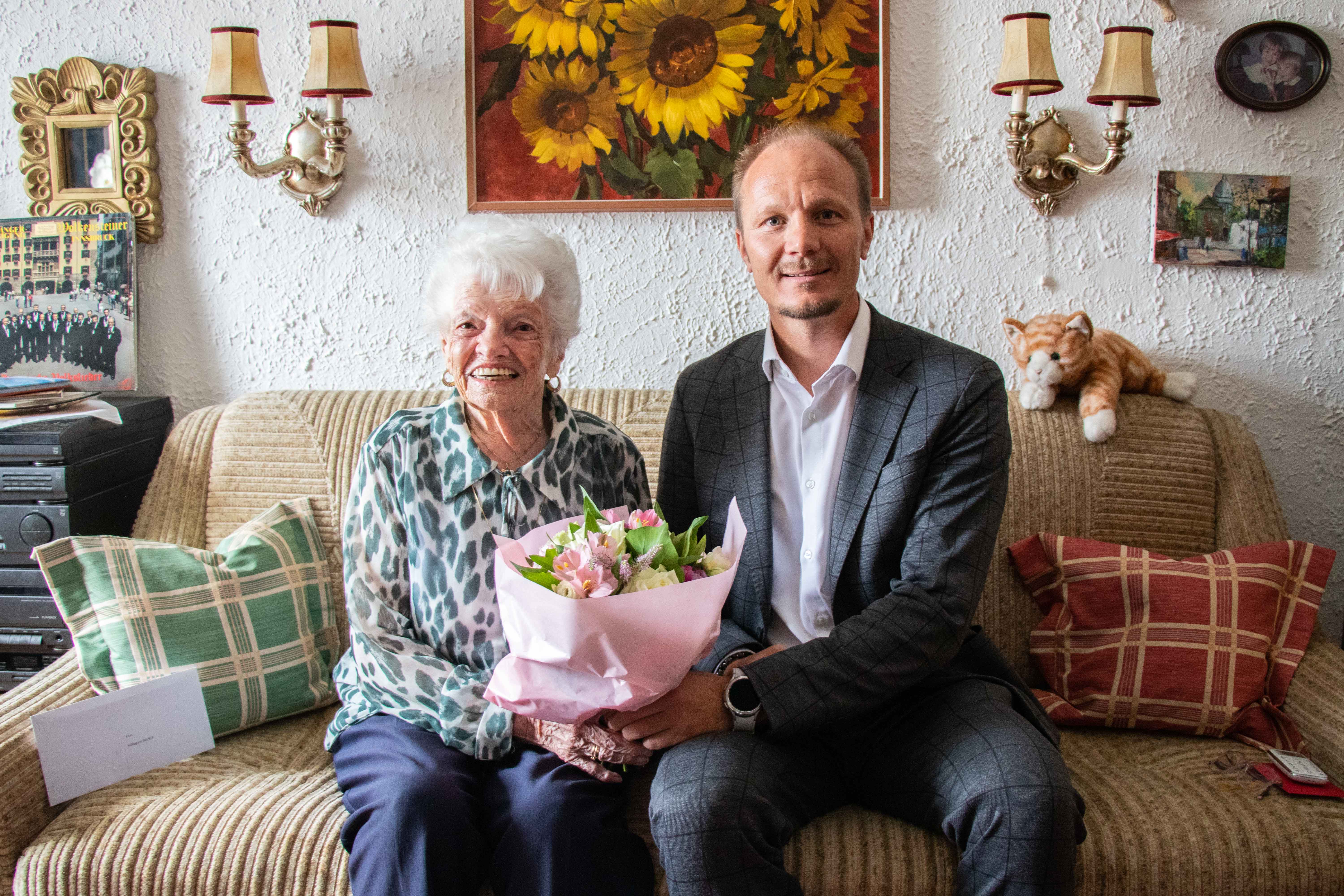 Vizebürgermeister Anzengruber gratulierte Hildegard Wieser mit einem Blumenstrauß zum 100. Geburtstag