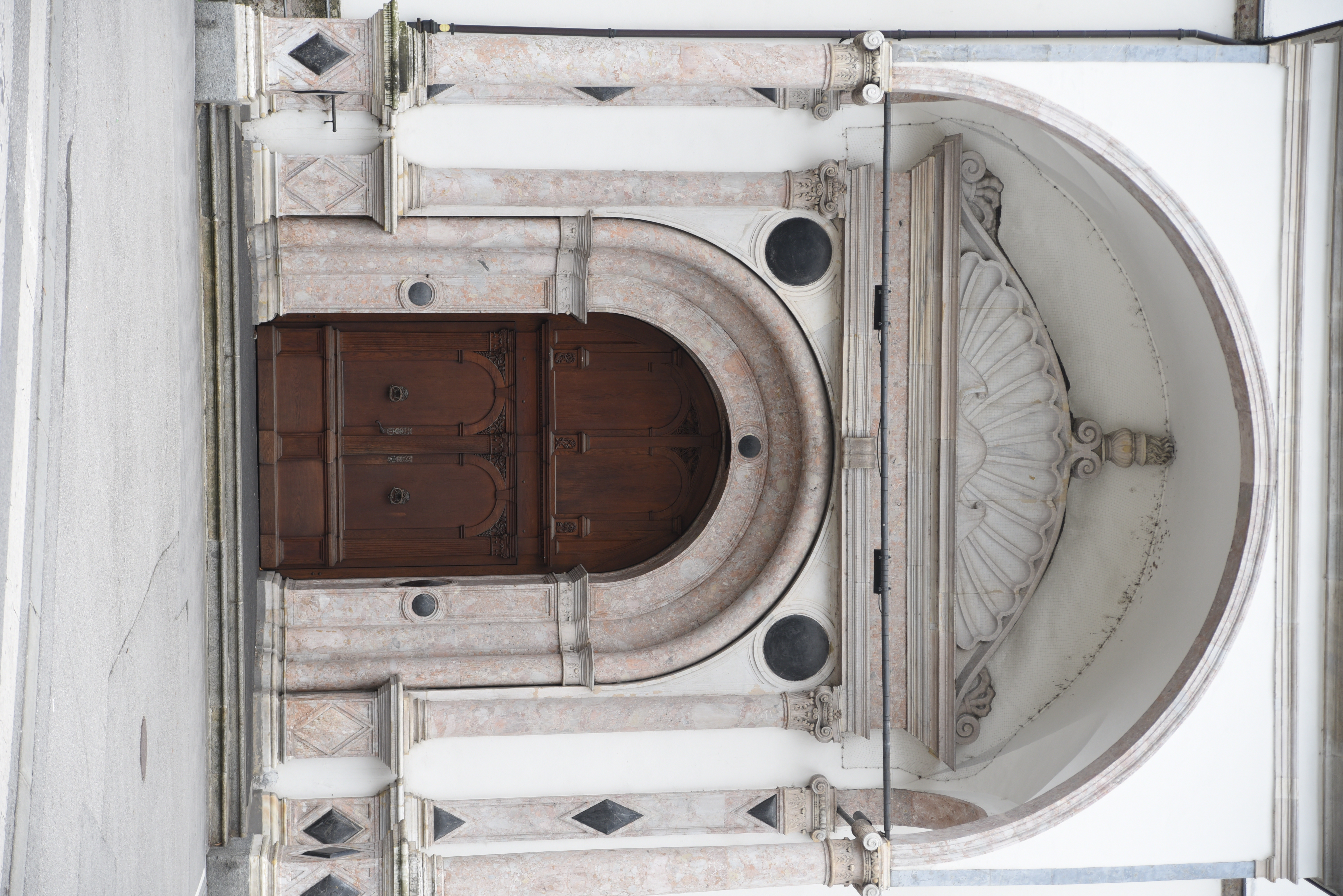 Zum 20. Mal rittern 25 junge OrganistInnen um den begehrten Paul-Hofhaimer-Preis. Die Vorbereitungen endeten mit einem entspannten Get-Together des Organisationsteams rund um Kulturamtsleiterin Isabelle Brandauer und Wetbewerbsleiter Michael Schöch und Elias Praxmarer und der Internationalen Jury unter Vorsitz von Reinhard Jaud. Zu den Mitgliedern der hochkarätig besetzten Jury zählen Magdalena Hasibeder, Brett Leighton, Pieter van Dijk, Wolfgang Zerer und Jörg-Andreas Bötticher. Die Türen zur Hofkirche - und damit zu Ebert-Orgel und Renaissance-Orgel der Silbernen Kapelle - sind zur Öffnung bereit. TeilnehmerInnen wie Publikum fiebern bereits den PreisträgerInnen Konzert am 8. September ab 19:00 in der Hofkirche entgegen.