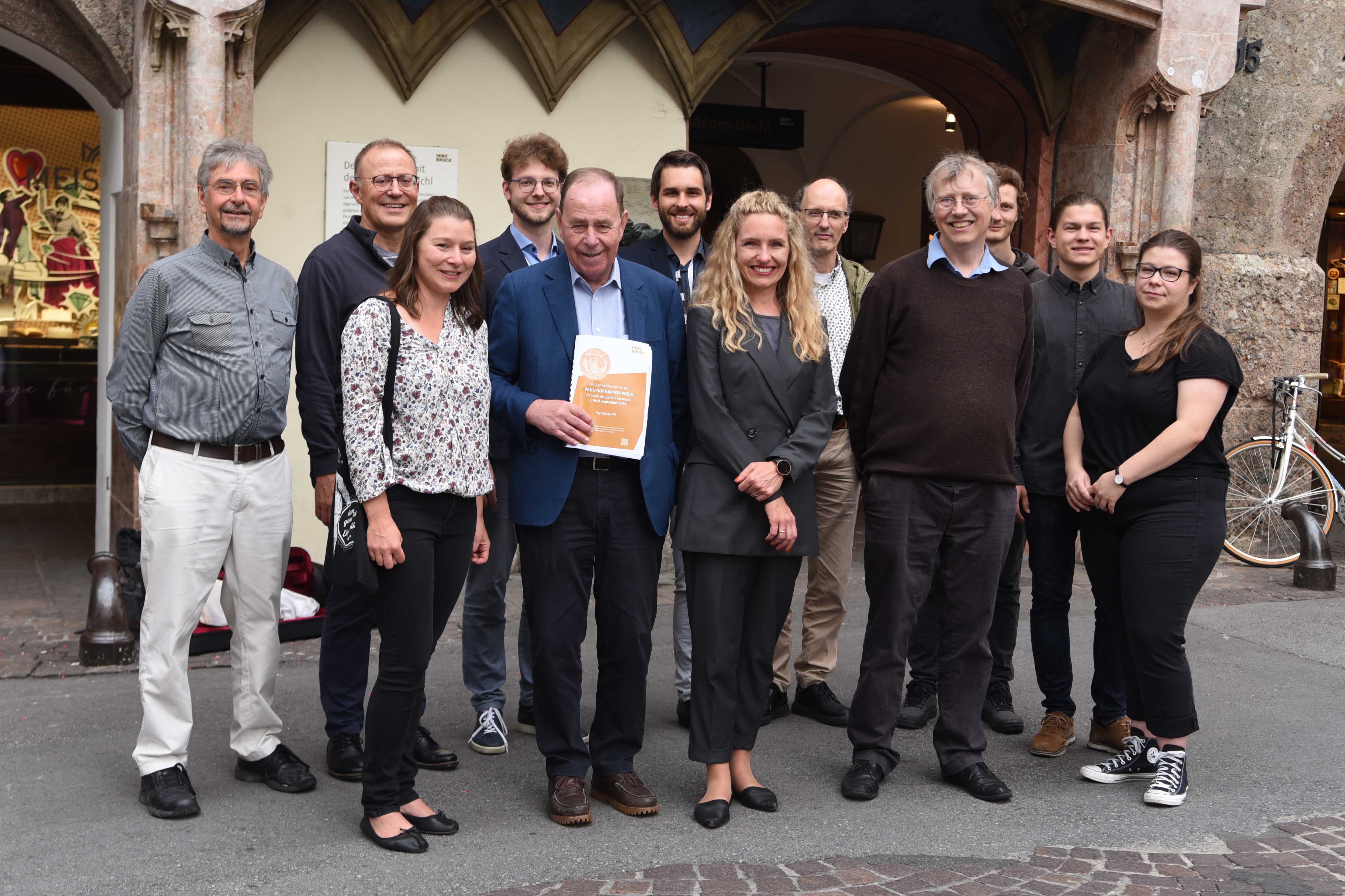 Zum 20. Mal rittern 25 junge OrganistInnen um den begehrten Paul-Hofhaimer-Preis. Die Vorbereitungen endeten mit einem entspannten Get-Together des Organisationsteams rund um Kulturamtsleiterin Isabelle Brandauer und Wetbewerbsleiter Michael Schöch und Elias Praxmarer und der Internationalen Jury unter Vorsitz von Reinhard Jaud. Zu den Mitgliedern der hochkarätig besetzten Jury zählen Magdalena Hasibeder, Brett Leighton, Pieter van Dijk, Wolfgang Zerer und Jörg-Andreas Bötticher. Die Türen zur Hofkirche - und damit zu Ebert-Orgel und Renaissance-Orgel der Silbernen Kapelle - sind zur Öffnung bereit. TeilnehmerInnen wie Publikum fiebern bereits den PreisträgerInnen Konzert am 8. September ab 19:00 in der Hofkirche entgegen.