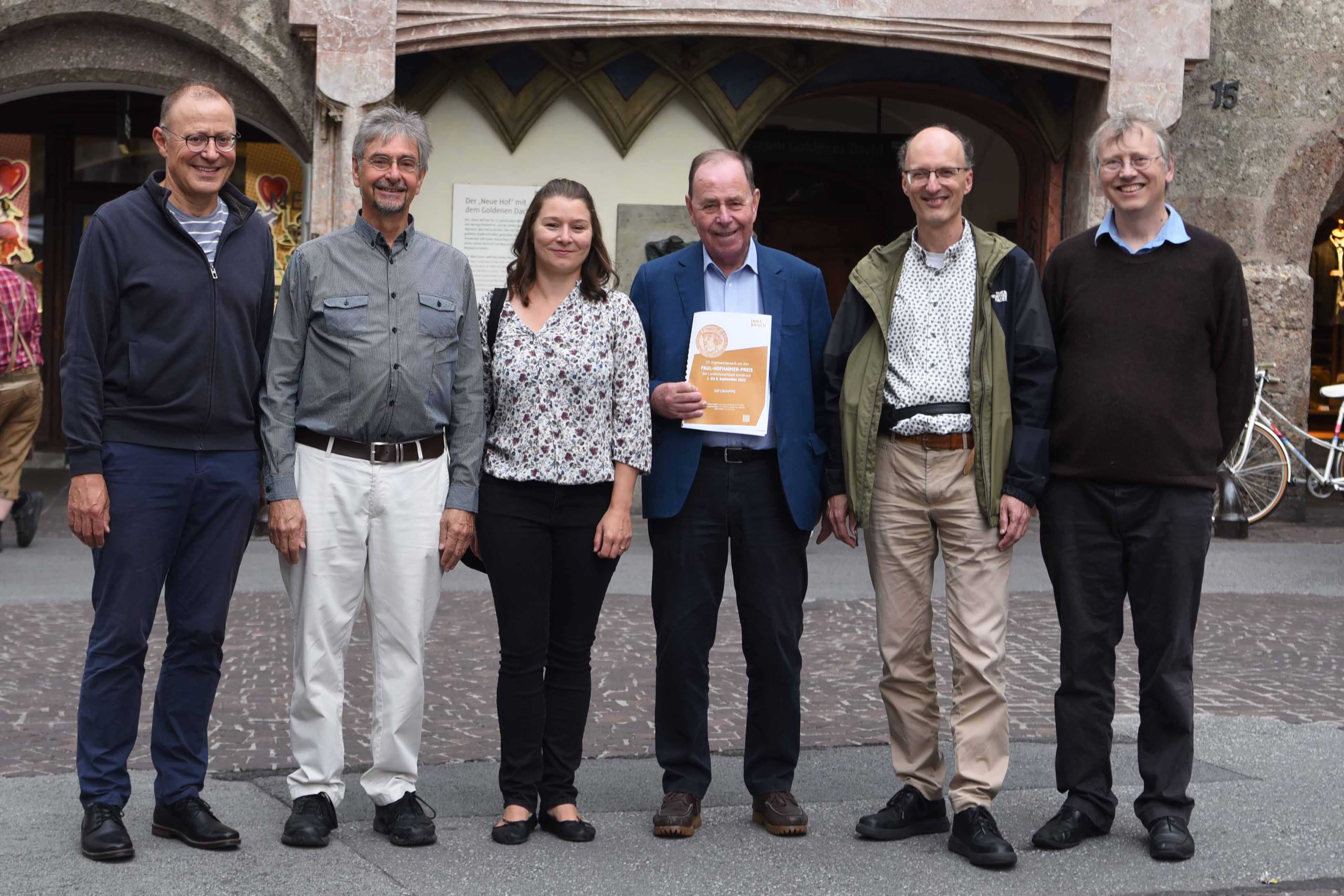 Zum 20. Mal rittern 25 junge OrganistInnen um den begehrten Paul-Hofhaimer-Preis. Die Vorbereitungen endeten mit einem entspannten Get-Together des Organisationsteams rund um Kulturamtsleiterin Isabelle Brandauer und Wetbewerbsleiter Michael Schöch und Elias Praxmarer und der Internationalen Jury unter Vorsitz von Reinhard Jaud. Zu den Mitgliedern der hochkarätig besetzten Jury zählen Magdalena Hasibeder, Brett Leighton, Pieter van Dijk, Wolfgang Zerer und Jörg-Andreas Bötticher. Die Türen zur Hofkirche - und damit zu Ebert-Orgel und Renaissance-Orgel der Silbernen Kapelle - sind zur Öffnung bereit. TeilnehmerInnen wie Publikum fiebern bereits den PreisträgerInnen Konzert am 8. September ab 19:00 in der Hofkirche entgegen.