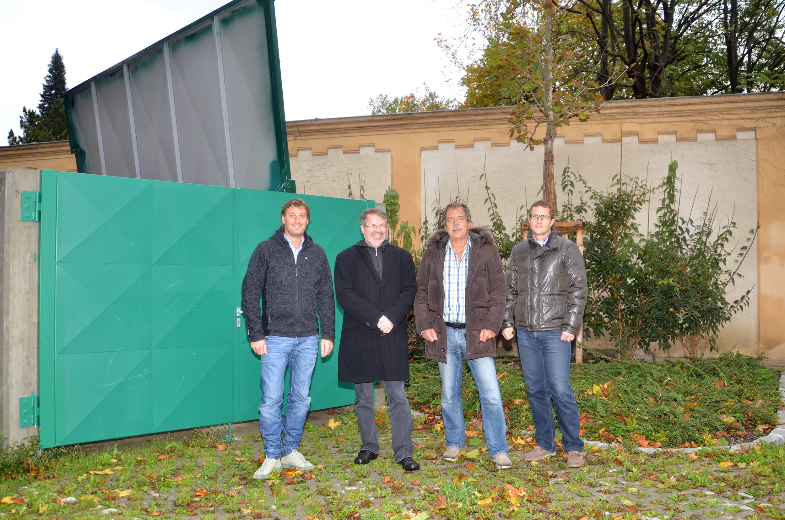 Vor dem renovierten Containerbereich im südlichen Teil des Westfriedhofs (v.l.): Teamleiter Instandhaltung der IIG Martin Kiechl, Referatsleiter für städtische Friedhöfe Alexander Legniti, Stadtrat Gerhard Fritz und Amtsvorstand Grünanlagen Thomas Klingler