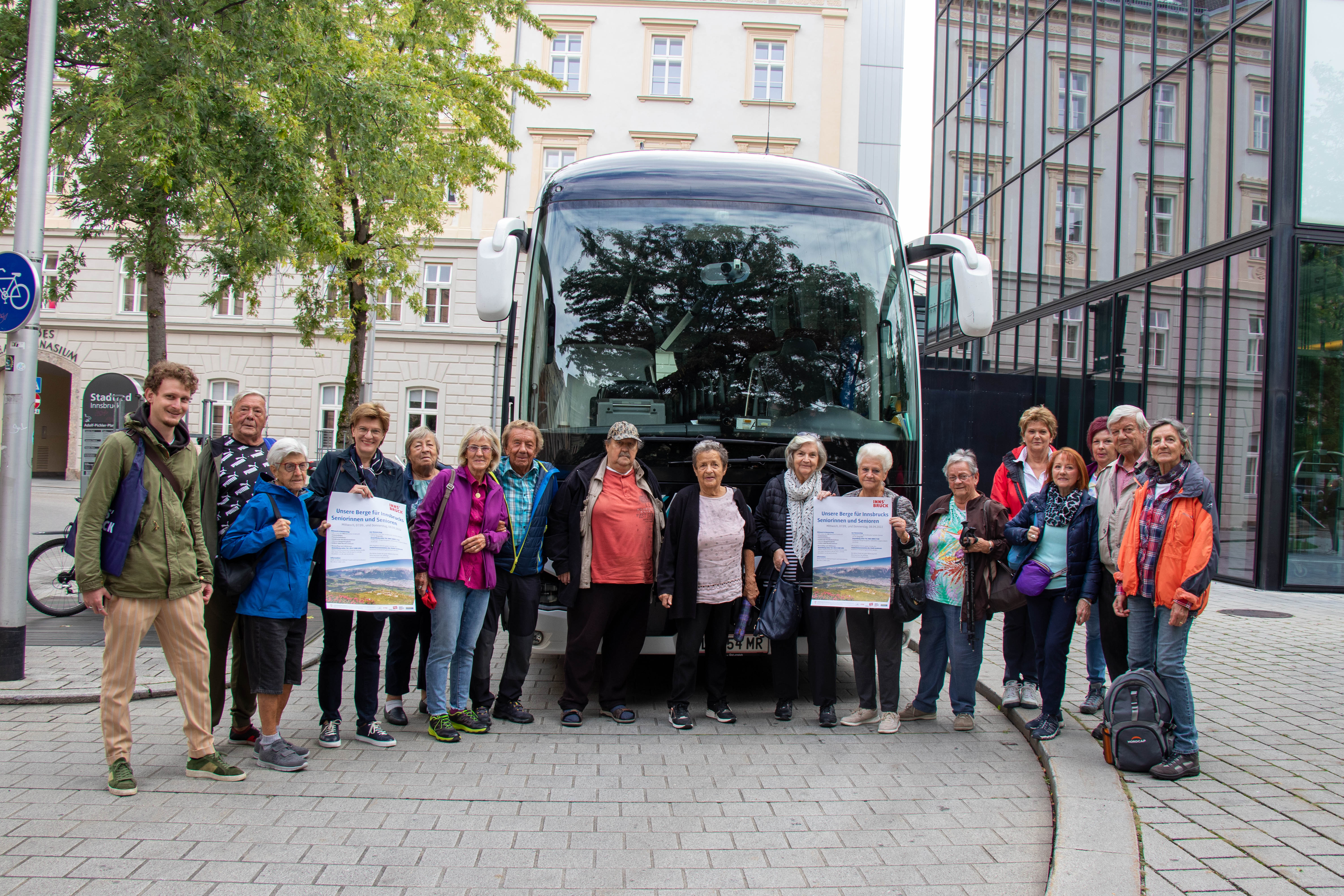 Am Mittwoch, 7. und Donnerstag, 8. September 2022, bietet die Stadt Innsbruck ihren SeniorInnen  wieder Gelegenheit, kostenlose Ausflüge in die umliegende Bergwelt zu unternehmen. Für all jene, die sich in Begleitung wohler fühlen, stehen an beiden Tagen Bus-Ausflüge nach Wildmoos auf dem Programm. SeniorInnenstadträtin Mag.a Christine Oppitz-Plörer verabschiedete die TeilnehmerInnen und wünschte allen eine schönen Ausflug in die Tiroler Bergwelt.