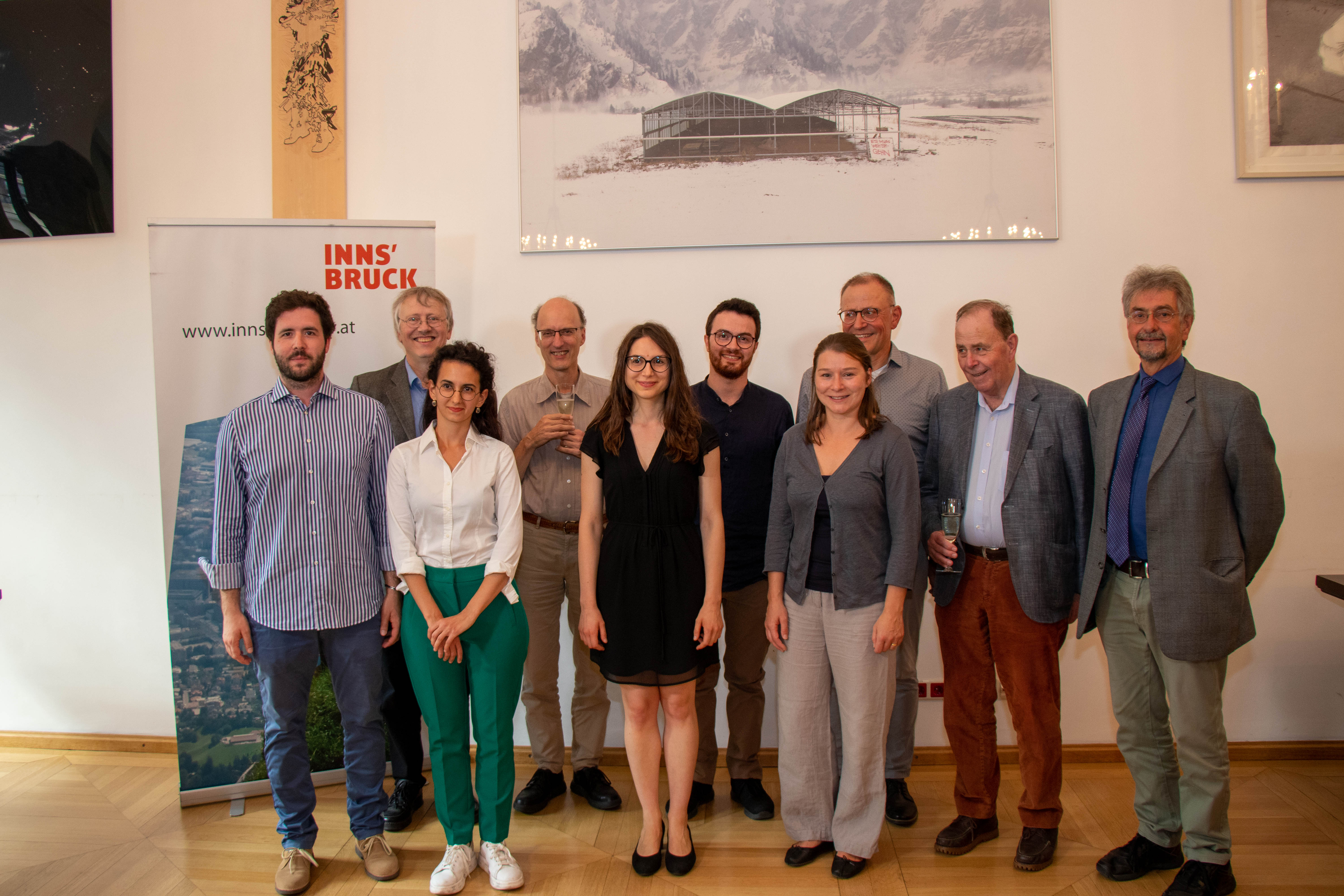 Die PreisträgerInnen 1. Platz, Alberto Gaspardo (l.), 2. Platz, Susanna Soffiantini (3. v. l.) sowie die beiden Drittplatzierten Giulia Ricci (5. v. l.) und Giulio De Nardo (6. v. l.) gemeinsam mit den Jurymitgliedern (v. l. n. r.), Wolfgang Zerer, Pieter van Dijk, Magdalena Hasibeder, Jörg-Andreas Bötticher, Vorsitzender Reinhard Jaud und Brett Leighton