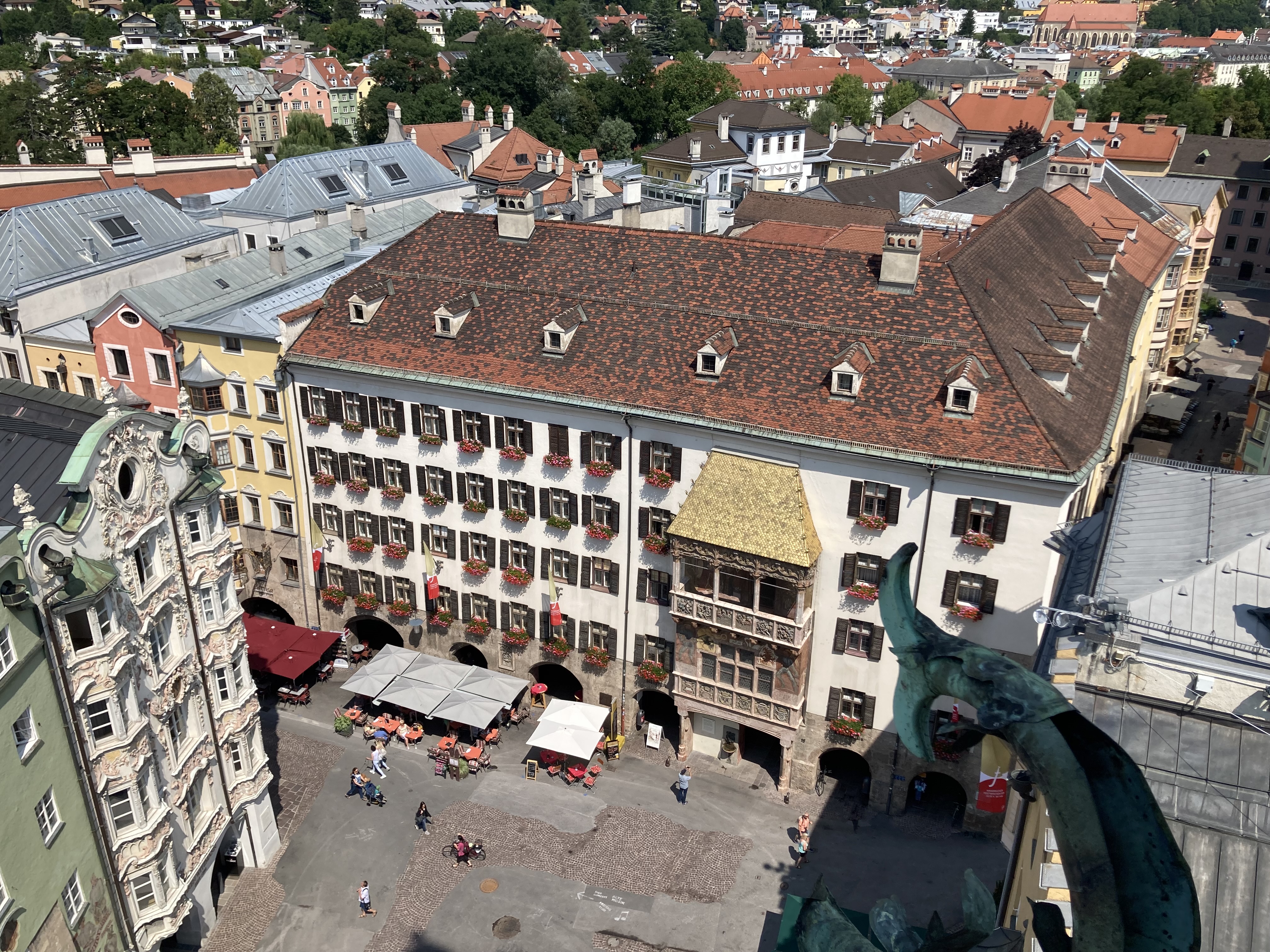 Bald blicken die Menschen vom Innsbrucker Stadtturm wieder auf eine wiederhergestellte Pflasterung in der Altstadt.