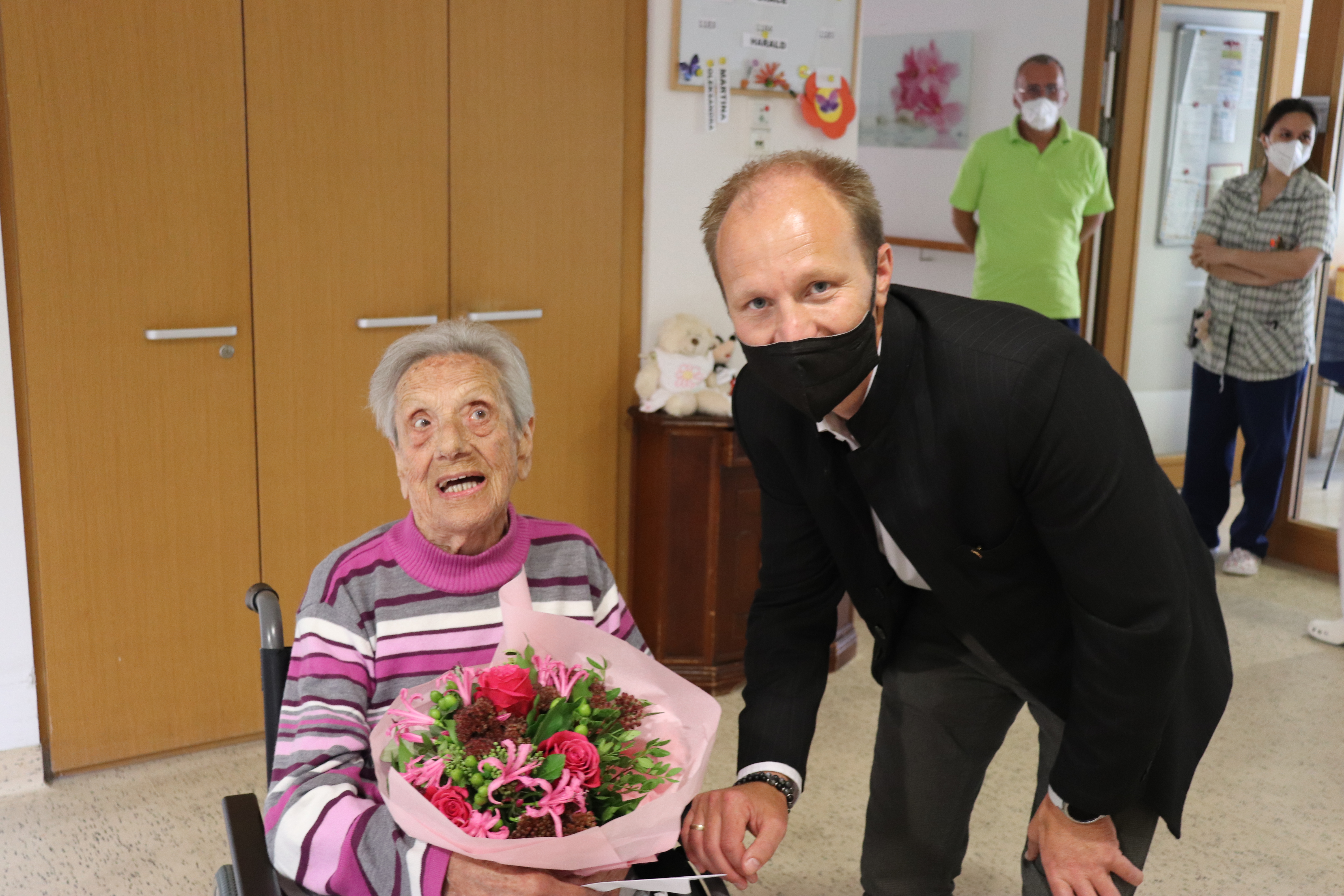 Vizebürgermeister Johannes Anzengruber gratuliert der hundertjährigen Johanna Müller.