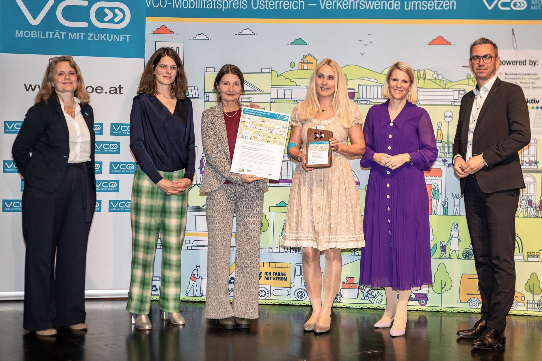 Freuten sich über die Auszeichnung für die Stadt Innsbruck: Mobilitätsstadträtin Uschi Schwarzl (3.v.l.), Elisabeth Meze (vormalige Leiterin Geschäftsstelle für BürgerInnenbeteiligung; 4.v.l.) sowie (v.l.n.r.) VCÖ-Geschäftsführerin Ulla Rassmussen, Vera Hofbauer (Sektionsleiterin Bundesministerium für Klimaschutz), Silvia Kaupa-Götzl (Vorständin Österreichische Postbus AG) und Mario Winkler (Österreichische Hagelversicherung).