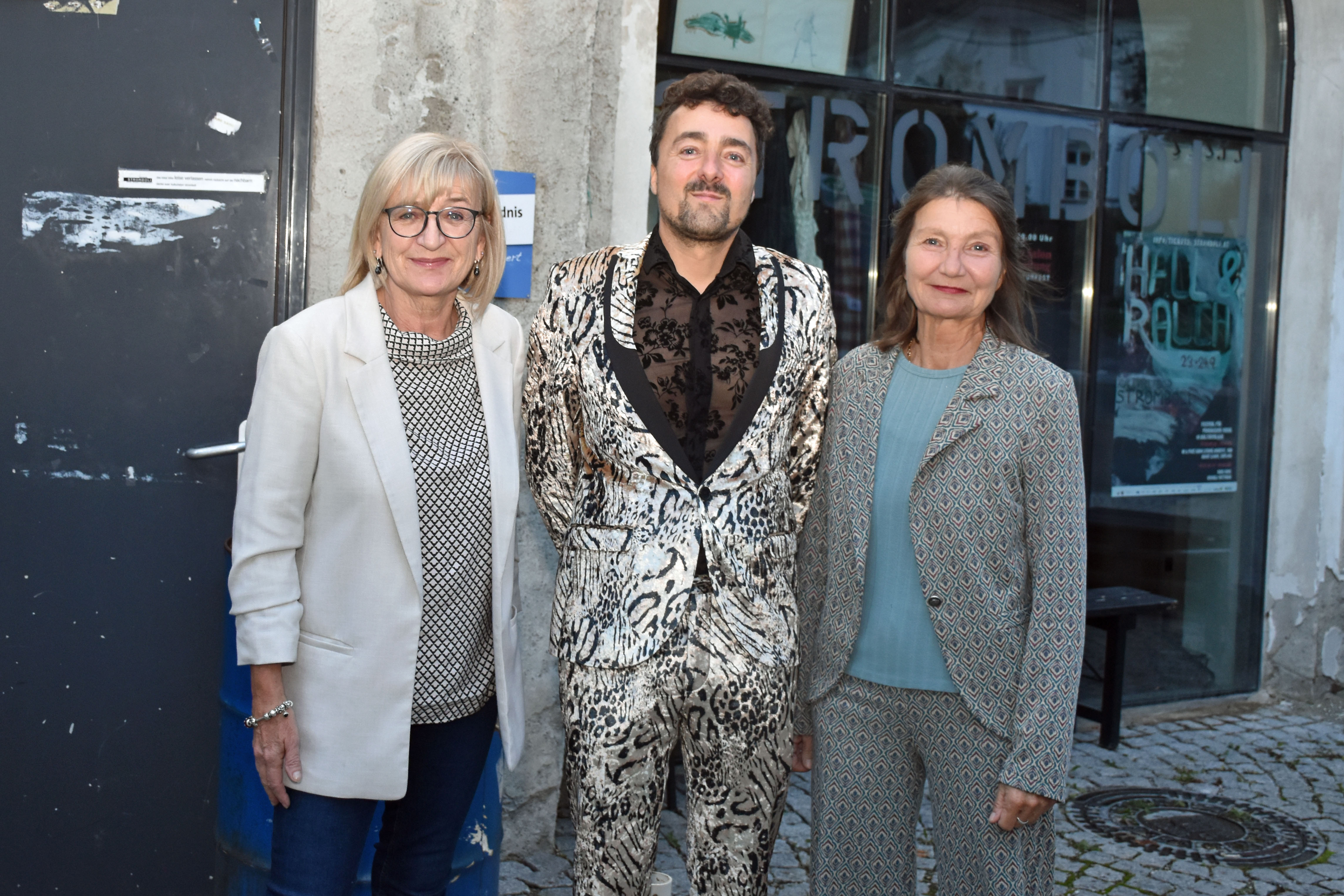 LRin Palfrader (li.) und StRin Uschi Schwarzl gratulierten Martin Fritz herzlich zum Preis.