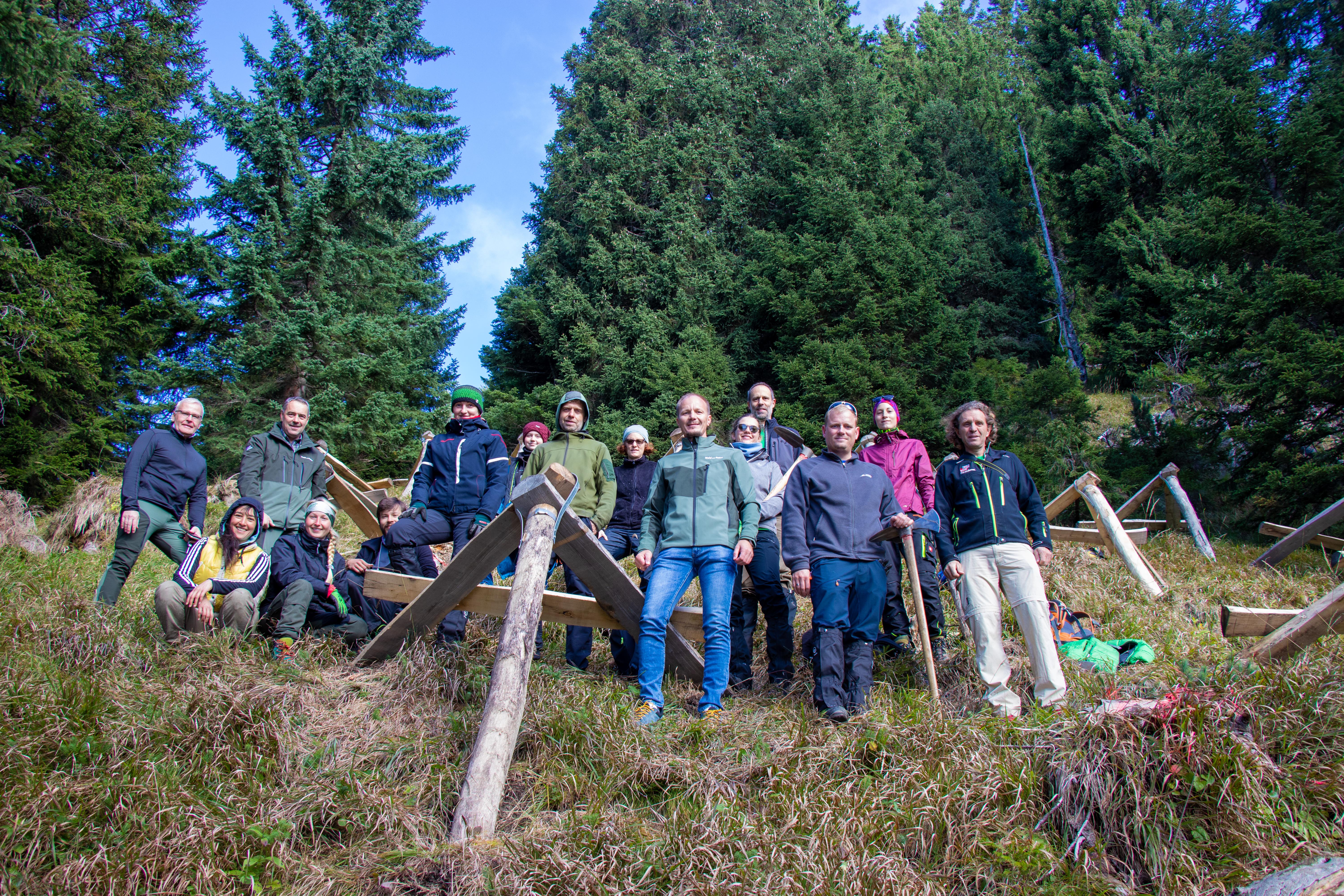 Vizebürgermeister Johannes Anzengruber (6. v. r.), Roland Noichl (Tiroler Landesforstdienst, r.), die beiden städtischen Waldaufseher Wolfgang Huber (l.) und Andreas Hell (3. v. l., hinten) sowie die elf Freiwilligen beim diesjährigen Bergwaldprojekt nahe der Höttinger Alm.
