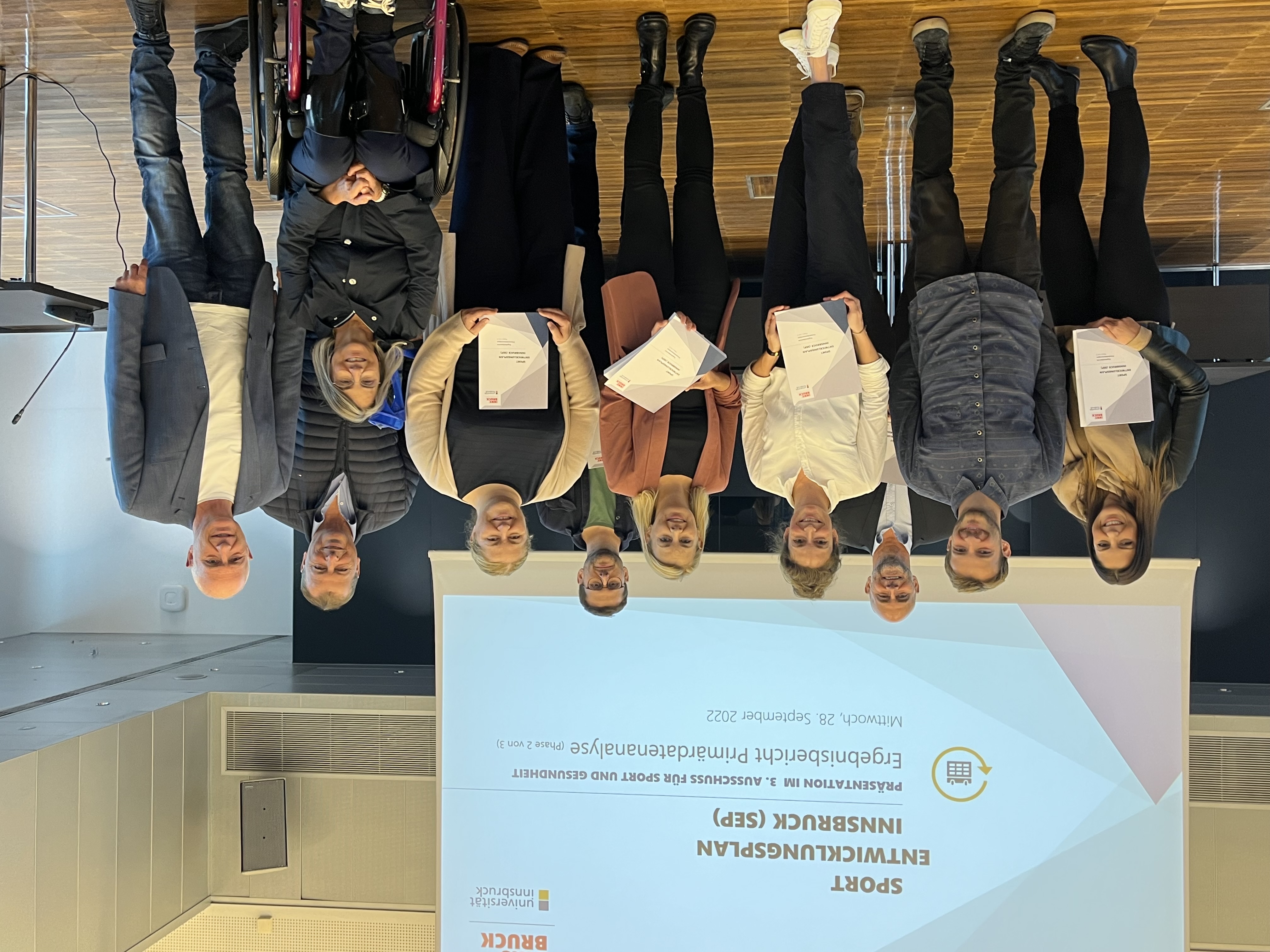 Stadträtin Elisabeth Mayr (5. v. l.), Sabrina Scheiber vom ISW (4. v. l.) und Sportamtsleiter Romuald Niescher (3. v. l.) präsentieren dem Ausschuss für Sport und Gesundheit der Stadt Innsbruck den Ergebnisbericht der zweiten Phase des Sportentwicklungsplans (SEP).