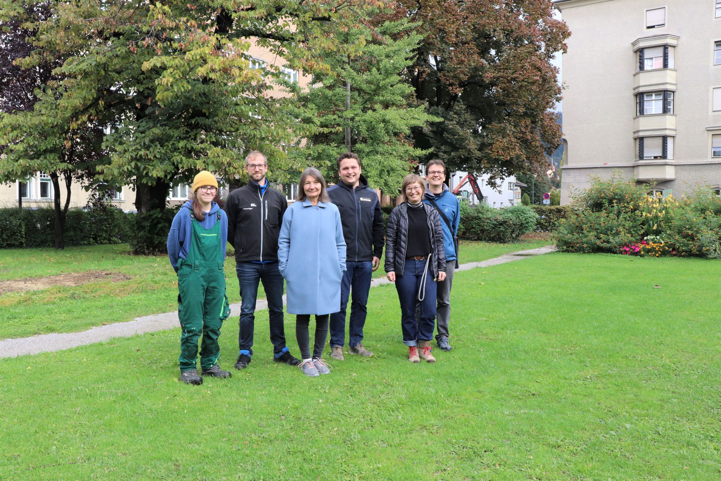 Gaben den Startschuss für die Umgestaltung des Haydnplatzes im Saggen (v.l.): Simone Herbst (Lehrling; Amt für Grünanlagen), Ricardo Leuschel (Amt für Grünanlagen, Referat Planung und Bau), Stadträtin Uschi Schwarzl, Michael Jank (Bauleiter, Firma Hochtief), Lisa Stöllnberger und Markus Pinter (Amt für Grünanlagen, Referat Planung und Bau).