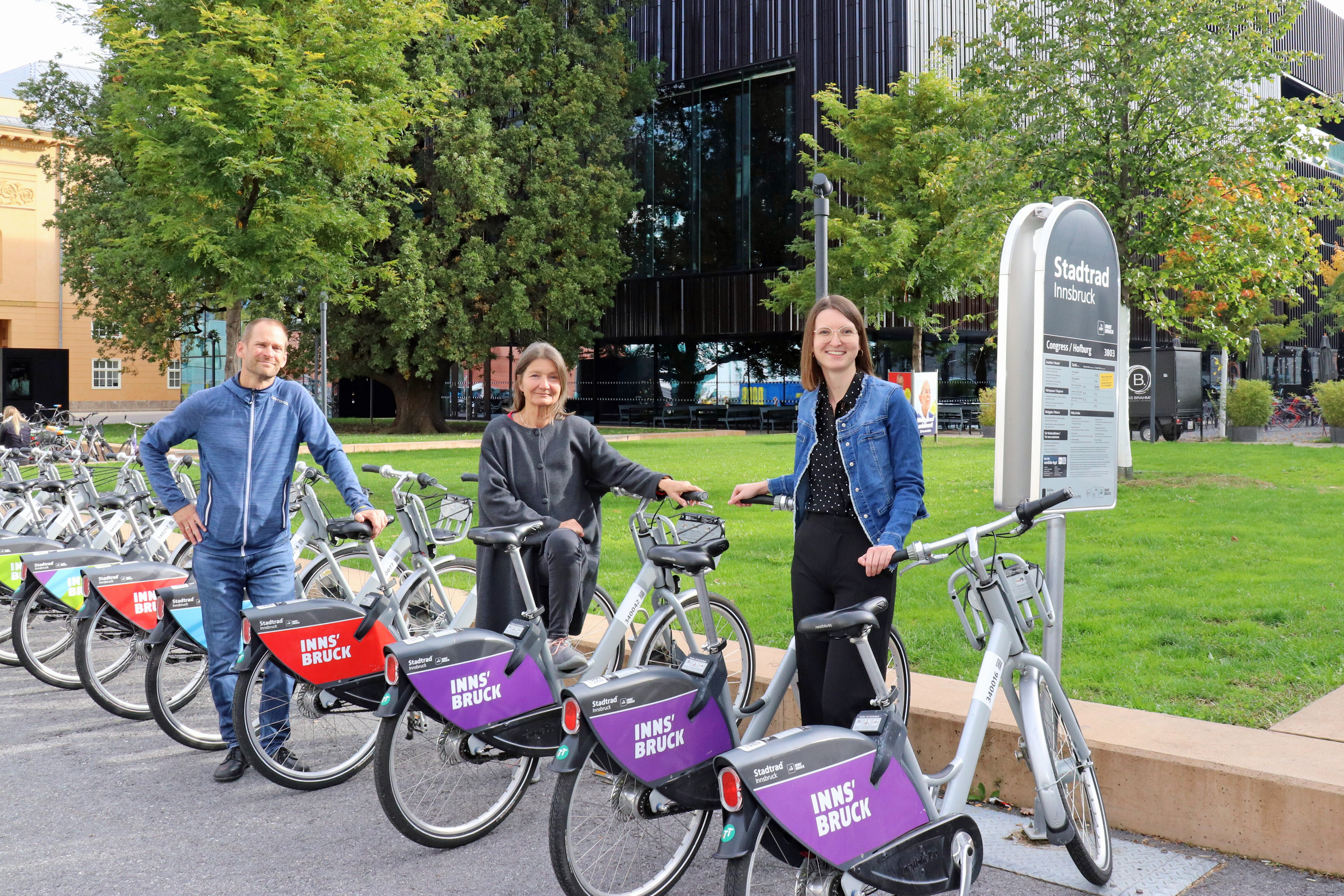 Projektleiter Thomas Hillebrand (IVB), Mobilitätsstadträtin Mag.a Uschi Schwarzl und Gemeinderätin Theresa Ringler, BA freuen sich über das kostenlose Angebot des Innsbrucker Stadtrads.
