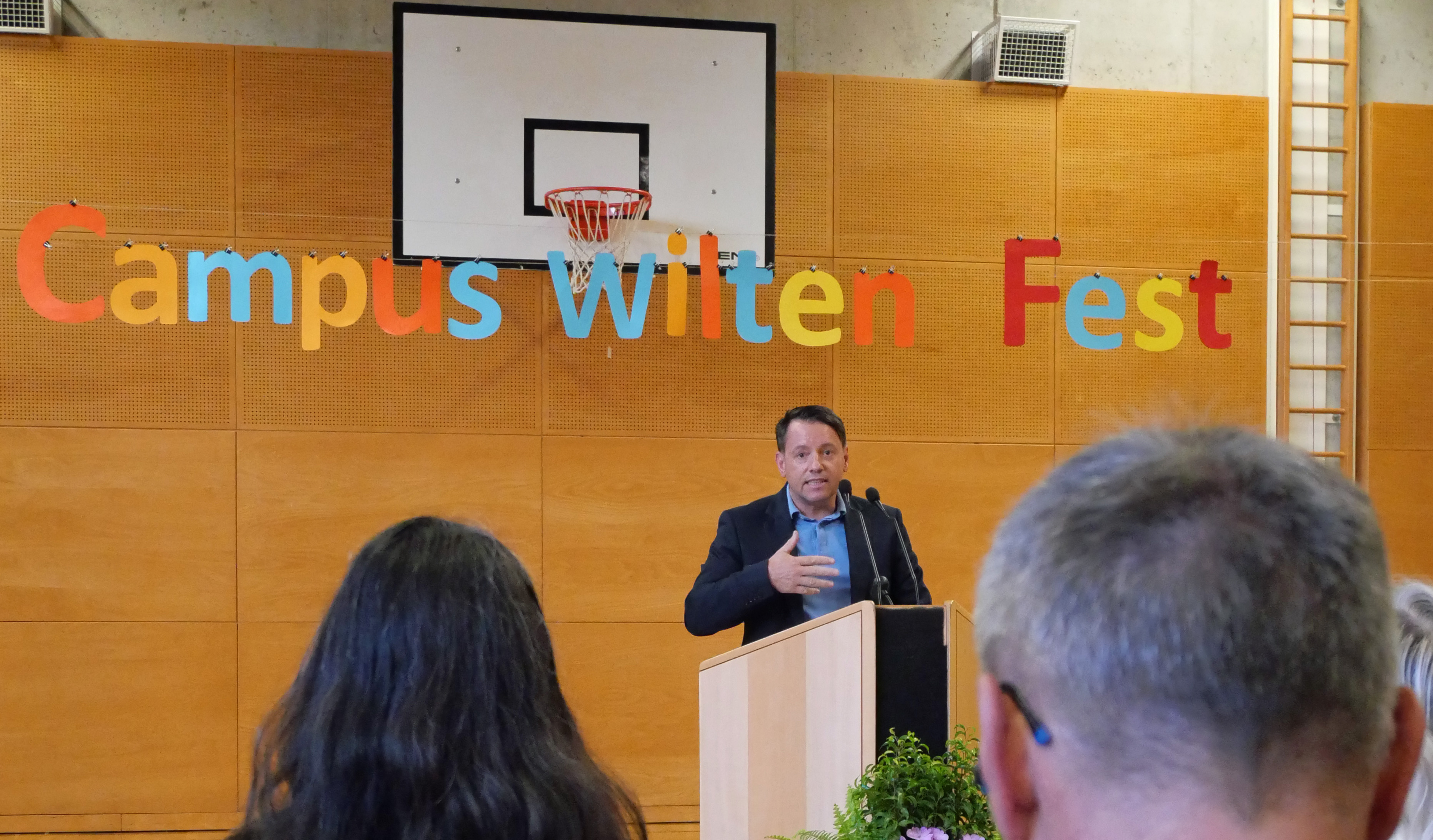 Der neue Schulcampus Wilten feiert seine Eröffnung mit einem großen Campusfest. Geladen sind dabei als Redner Bürgermeister Georg Willi, Stadträtin Mag.a Elisabeth Mayr, sowie IIG-Geschäftsführer Dr. Franz Danler. Das Schulzentrum Campus Wilten bietet Raum für insgesamt drei Schulen mit über 70 Lehrkräften, die 22 Klassen unterrichten. Die Direktorinnen Gerlinde Wright (Volksschule Altwilten), Julia Zmugg (Mittelschule Ilse Brüll) und Simone Wechselberger (Mittelschule Leopoldstraße) freuen sich gemeinsam mit den Schülerinnen und Schülern des Campus Wilten über die gelungene Sanierung der historischen, denkmalgeschützten ehemaligen Mädchenhauptschule und die anschließende Neueröffnung. Für die musikalische Untermalung der Feierlichkeiten sorgen ein SchülerInnenchor und eine Perkussionsgruppe.