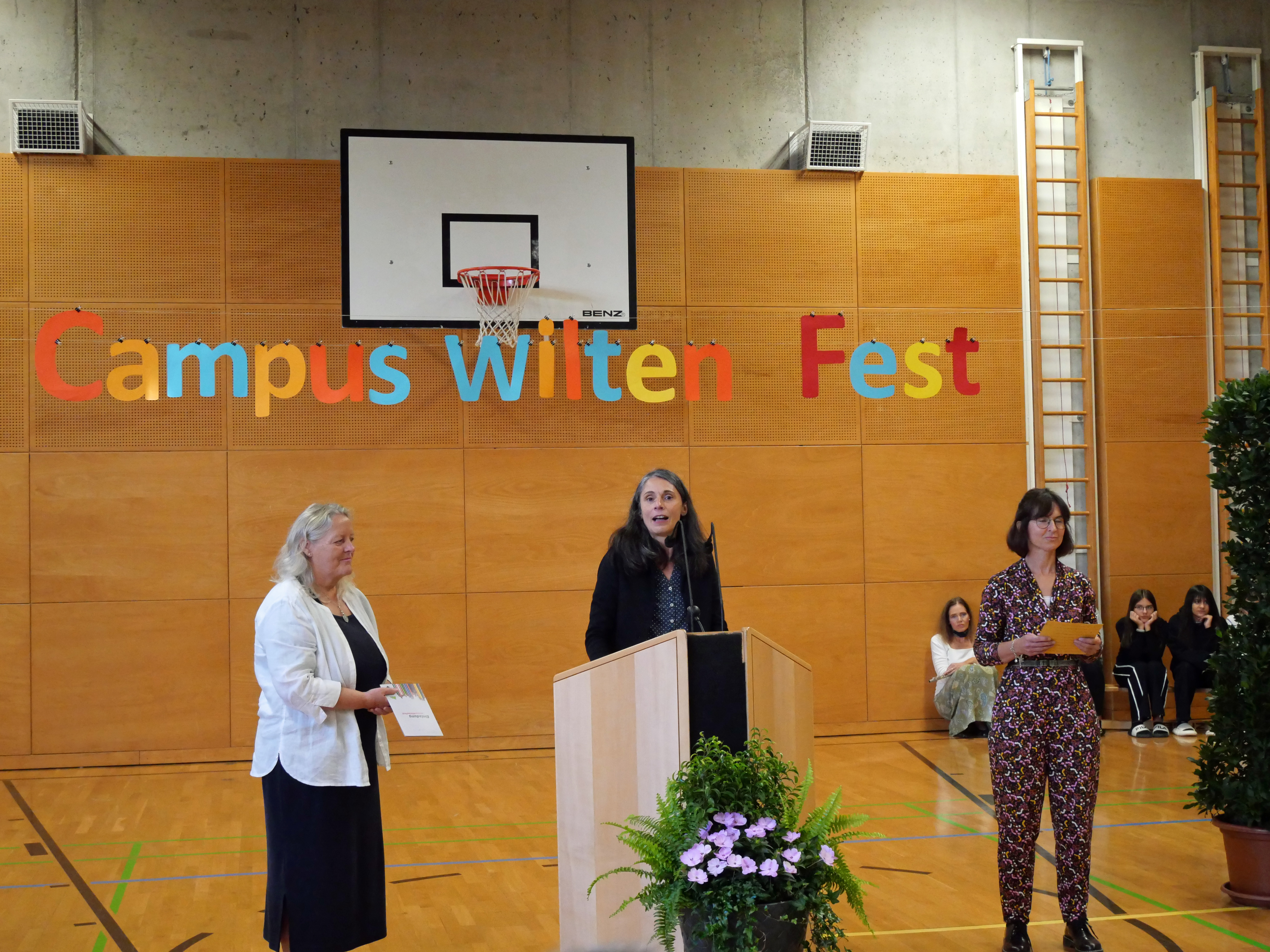 Der neue Schulcampus Wilten feiert seine Eröffnung mit einem großen Campusfest. Geladen sind dabei als Redner Bürgermeister Georg Willi, Stadträtin Mag.a Elisabeth Mayr, sowie IIG-Geschäftsführer Dr. Franz Danler. Das Schulzentrum Campus Wilten bietet Raum für insgesamt drei Schulen mit über 70 Lehrkräften, die 22 Klassen unterrichten. Die Direktorinnen Gerlinde Wright (Volksschule Altwilten), Julia Zmugg (Mittelschule Ilse Brüll) und Simone Wechselberger (Mittelschule Leopoldstraße) freuen sich gemeinsam mit den Schülerinnen und Schülern des Campus Wilten über die gelungene Sanierung der historischen, denkmalgeschützten ehemaligen Mädchenhauptschule und die anschließende Neueröffnung. Für die musikalische Untermalung der Feierlichkeiten sorgen ein SchülerInnenchor und eine Perkussionsgruppe.