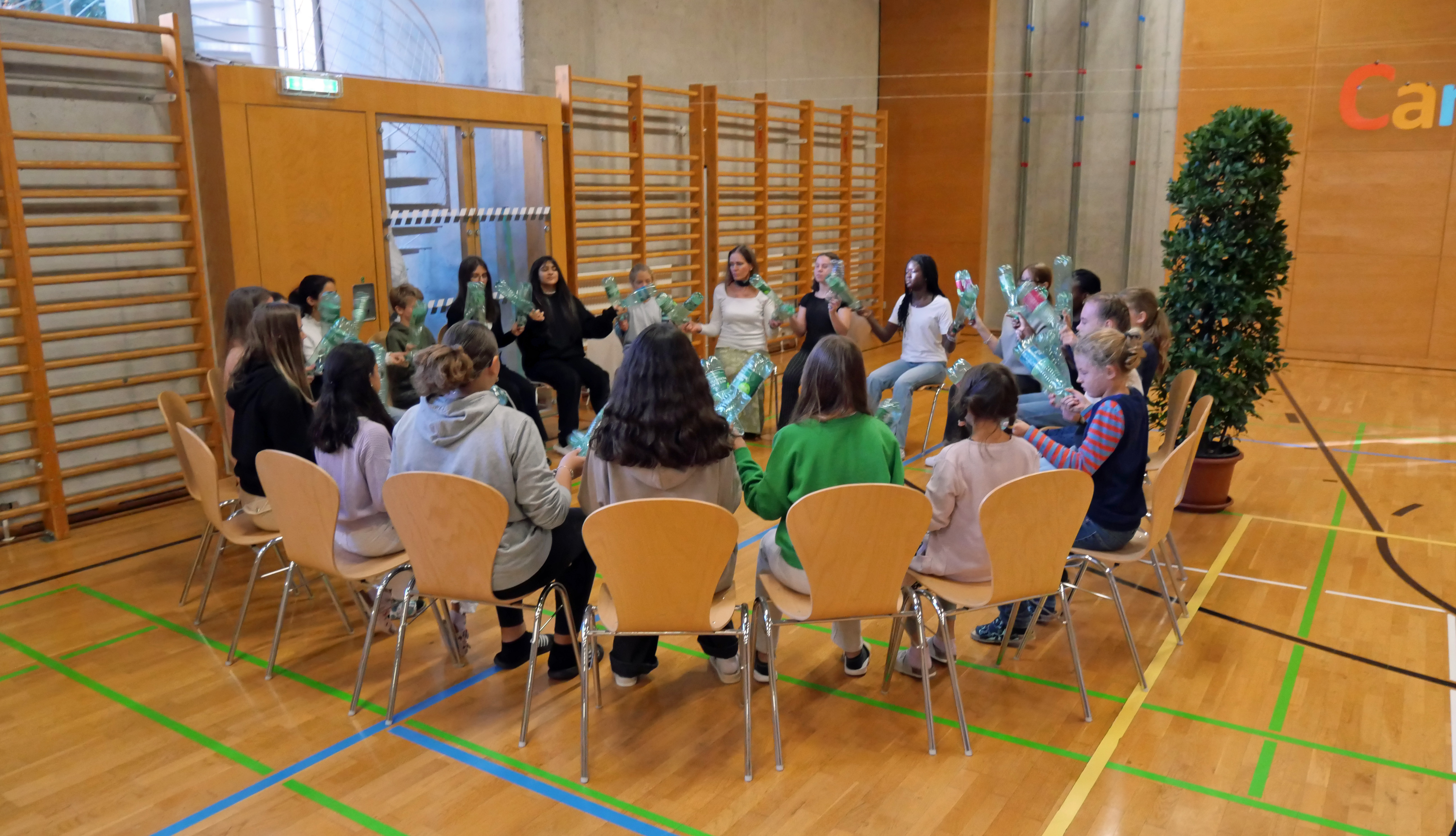 Der neue Schulcampus Wilten feiert seine Eröffnung mit einem großen Campusfest. Geladen sind dabei als Redner Bürgermeister Georg Willi, Stadträtin Mag.a Elisabeth Mayr, sowie IIG-Geschäftsführer Dr. Franz Danler. Das Schulzentrum Campus Wilten bietet Raum für insgesamt drei Schulen mit über 70 Lehrkräften, die 22 Klassen unterrichten. Die Direktorinnen Gerlinde Wright (Volksschule Altwilten), Julia Zmugg (Mittelschule Ilse Brüll) und Simone Wechselberger (Mittelschule Leopoldstraße) freuen sich gemeinsam mit den Schülerinnen und Schülern des Campus Wilten über die gelungene Sanierung der historischen, denkmalgeschützten ehemaligen Mädchenhauptschule und die anschließende Neueröffnung. Für die musikalische Untermalung der Feierlichkeiten sorgen ein SchülerInnenchor und eine Perkussionsgruppe.