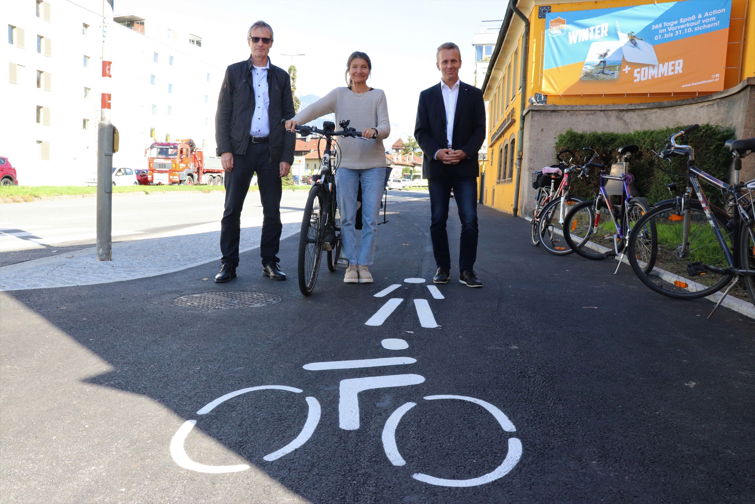Eröffneten den fertig gestellten ersten Bauabschnitt des Südring-Radweges (v.l.): Michael Kaufmann (Referat Verkehrs- und Umweltmanagement), Mobilitätsstadträtin Uschi Schwarzl und Robert Zach (Stv. Abteilungsleiter Land Tirol/Landesstraßen und Radwege).