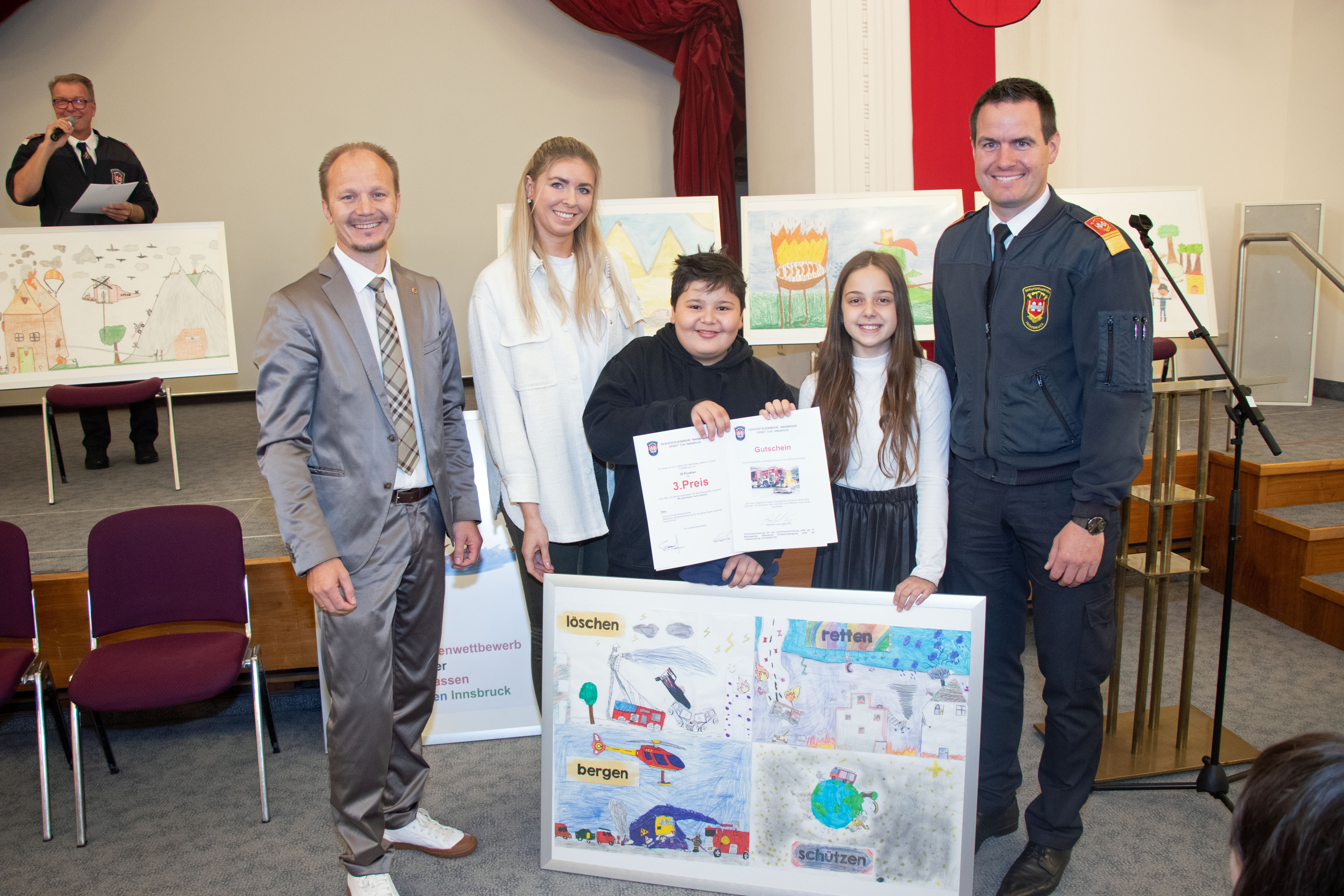 Das dritte Stockerlpodest erklimmen konnte die 3a der Volksschule Dreiheiligen: Die "Aufgaben der Feuerwehr" werden im vorliegenden Gemälde in insgesamt vier Abschnitten übersichtlich grafisch dargestellt. Dafür gibt es 50€ für die Klassenkassa sowie eine exklusives Löschtraining an der Schule der Kinder.