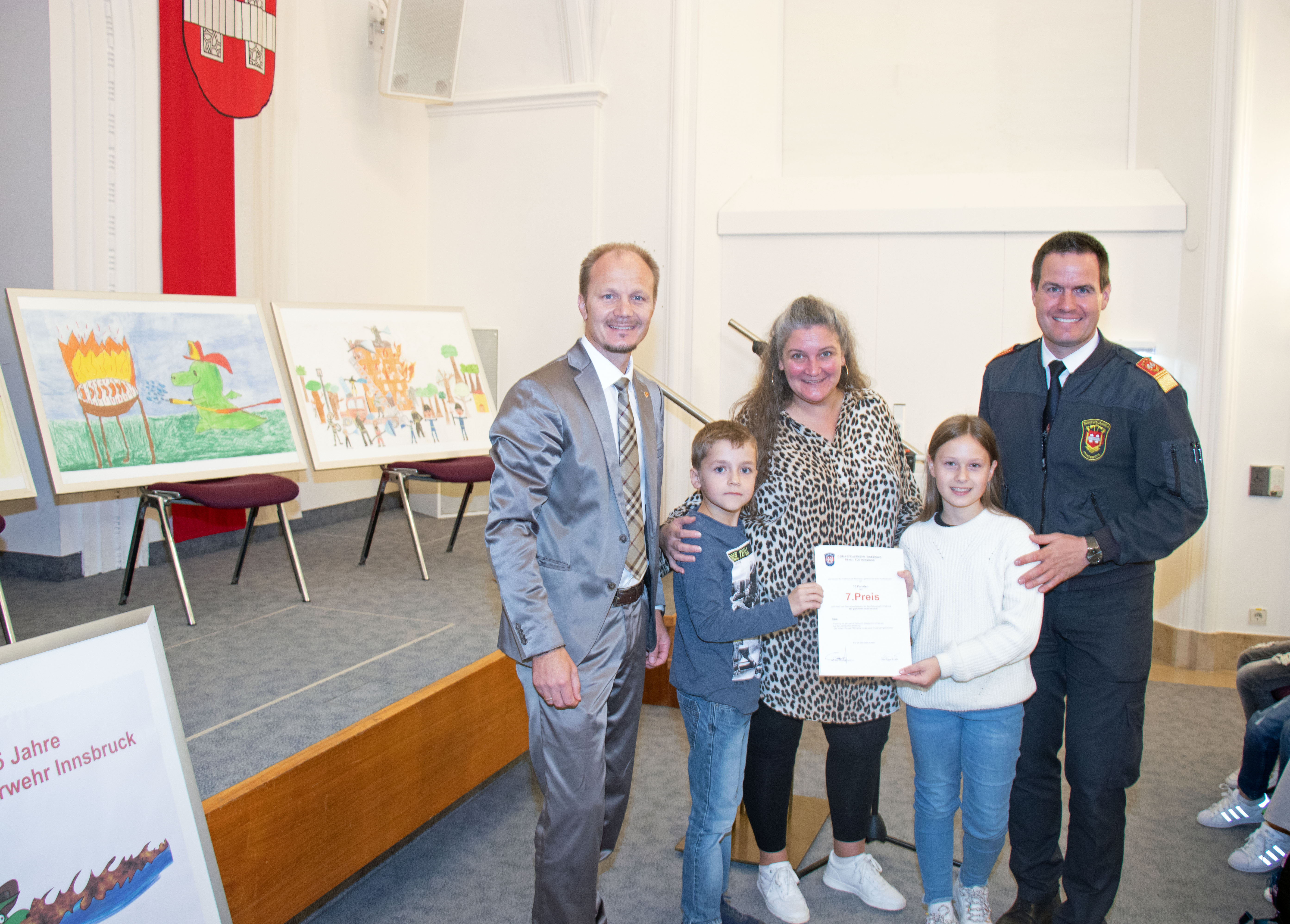 Die siebten Siegerinnen und Sieger des Wettbewerbs besuchen die Volksschule Reichenau. Ihr Gemälde "Von klein auf schon ein großer Held" (2. Bild von rechts) veranschaulicht nicht nur den Geist des Wettbewerbs - die Wichtigkeit von Brandschutz in jedem Alter und das Informieren der Kinder über den Feuerwehrberuf - sondern verdeutlich auch, dass eine vermeintlich harmlose, alltägliche Situation wie gärtliches Grillen schnell eskalieren und Löscharbeiten erfordern kann.