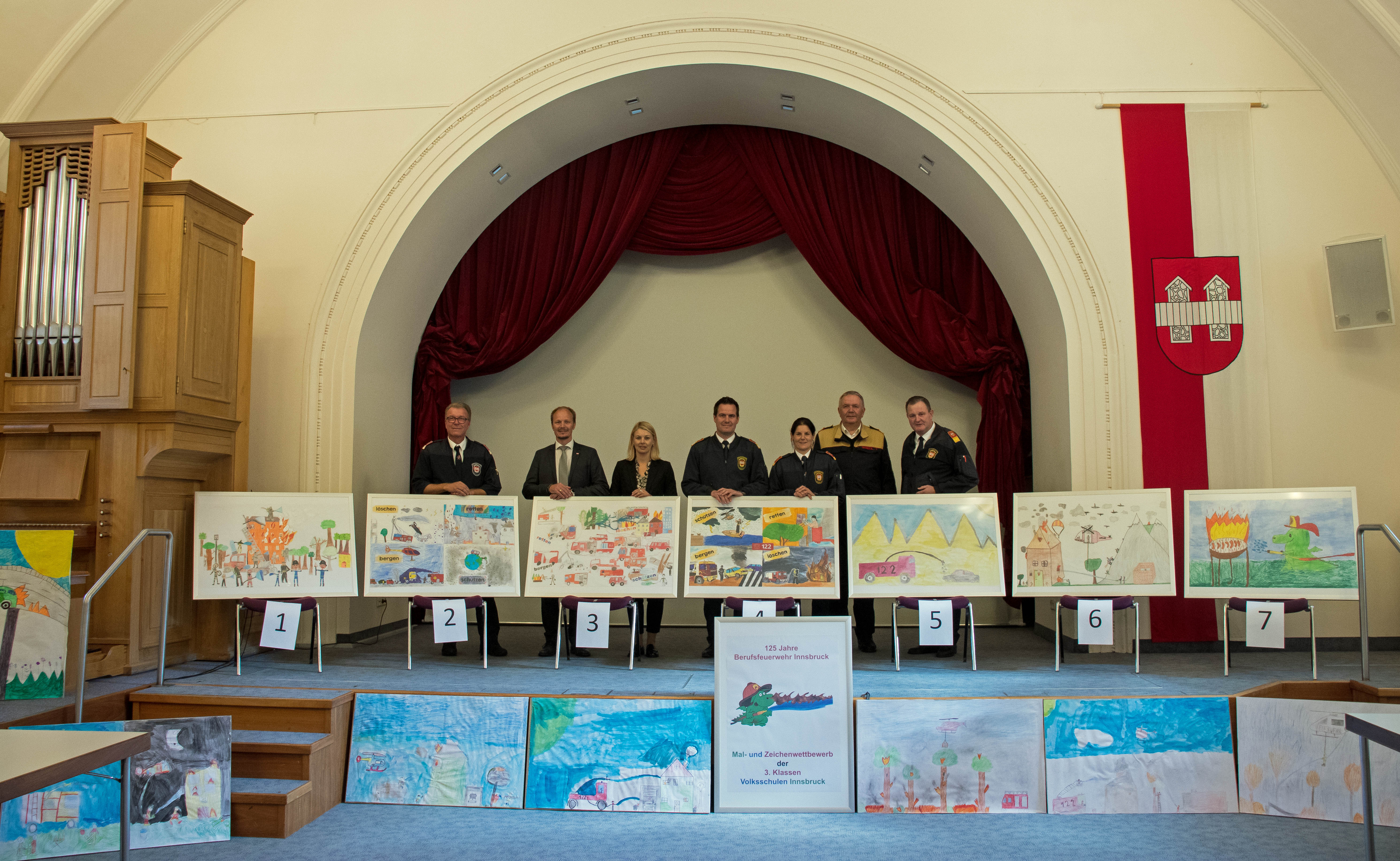 Die Fachjury, bestehend aus Oberbrandmeister Bernhard Egger, Vizebürgermeister Johannes Anzengruber, Stadträtin Elisabeth Mayr, BD Helmut Hager, Offz.in Maria Neuner, LFI Alfons Gruber und BD-Stv. Johann Zimmermann, achtete auf jedes künstlerische Detail.
