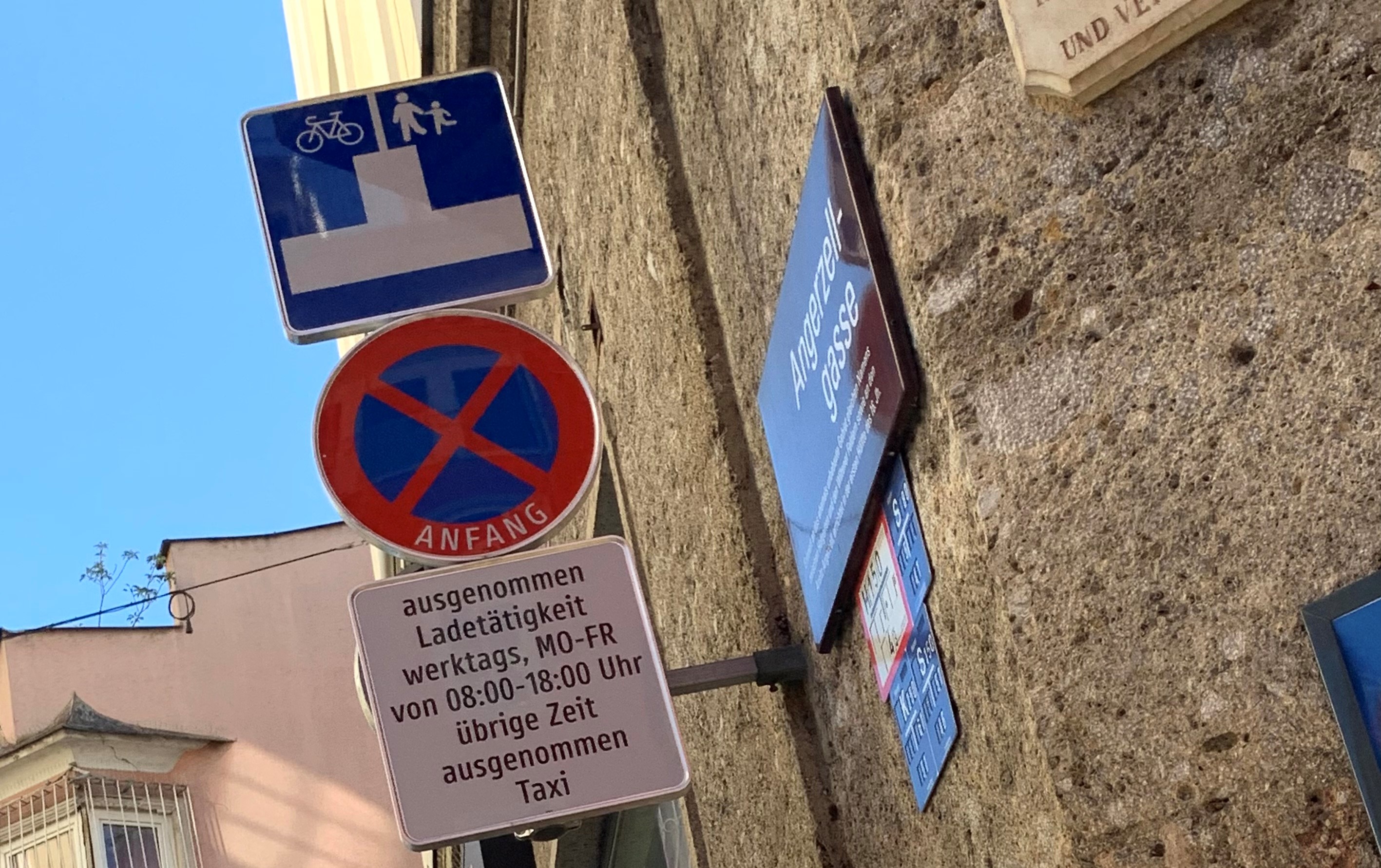 In der Angerzellgasse und an insgesamt fast 40 weiteren Stellen werden die neuen Verkehrsschilder aufgestellt.