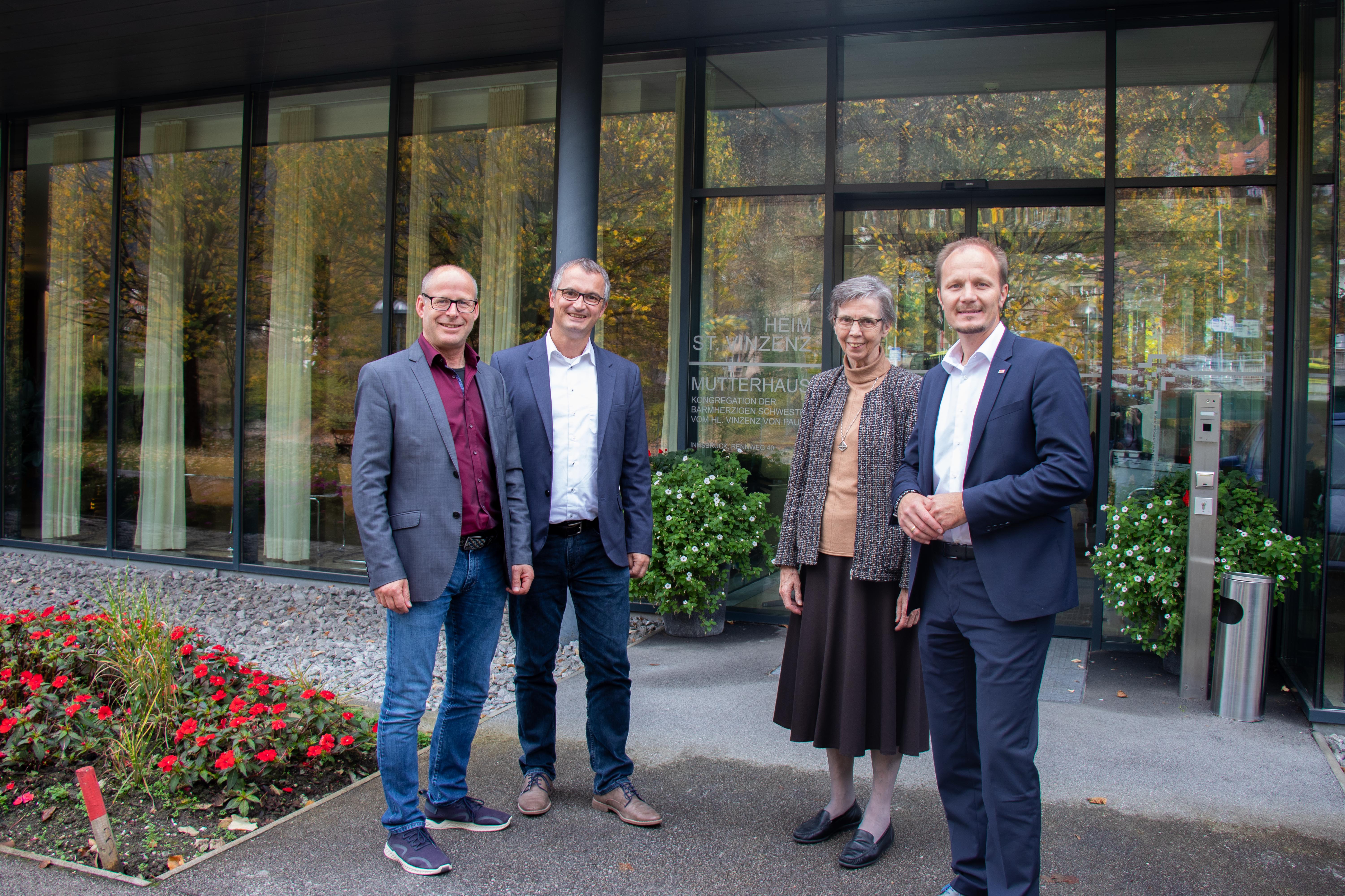 Vizebürgermeister Johannes Anzengruber (r.), freut sich gemeinsam mit Schwester Pauline Thorer, Generaloberin der Kongregation der Barmherzigen Schwestern vom hl. Vinzenz von Paul in Innsbruck, Andreas Partl (2. v. l., Geschäftsführer der Barmherzige Schwestern Innsbruck Holding GmbH) und Arnold Schett (l., Geschäftsführer der Heim St. Vinzenz der Barmherzigen Schwestern GmbH) über die Erweiterung an Pflegeplätzen für Innsbrucks BürgerInnen.