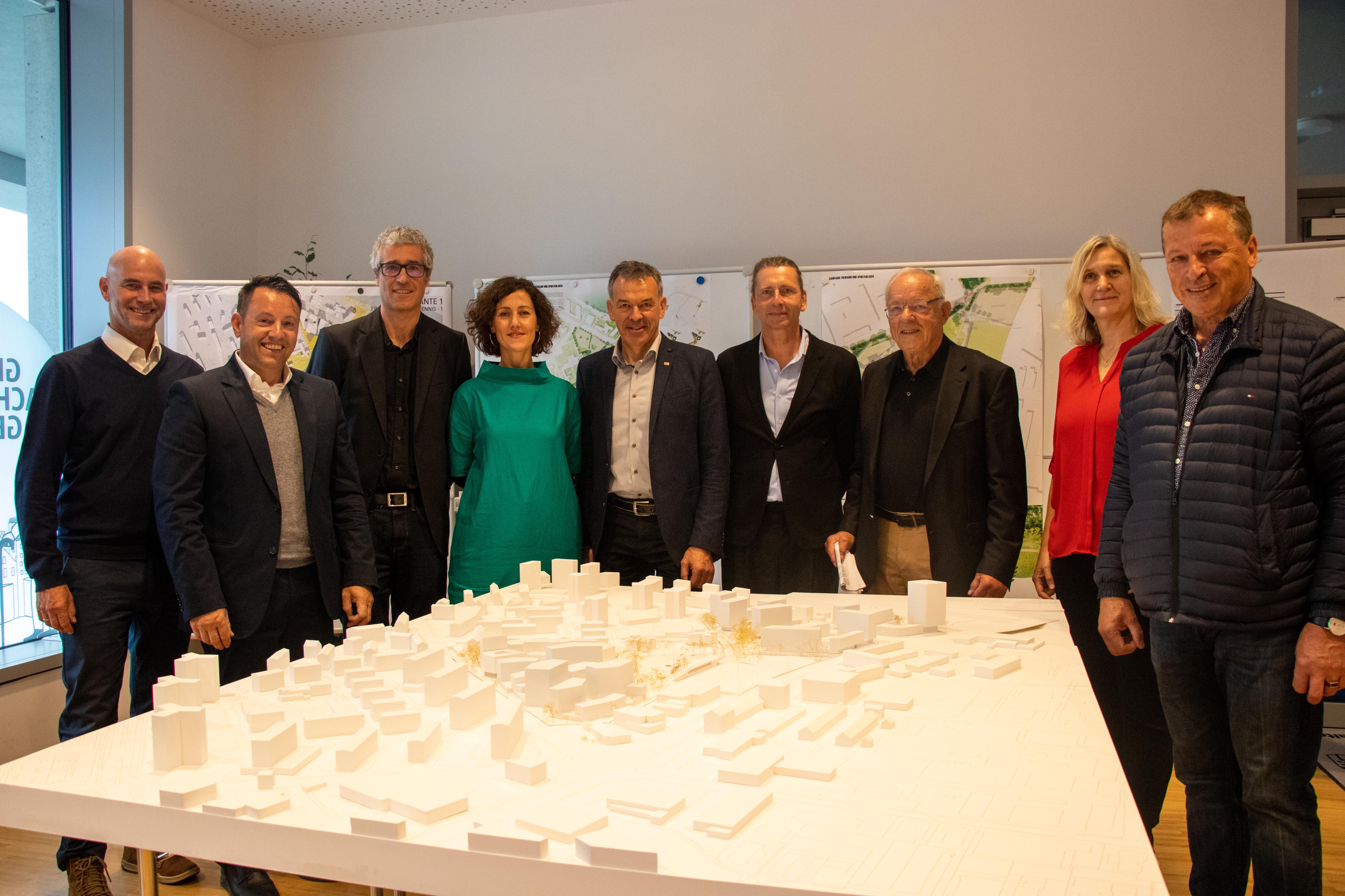 Der Entwurf für die Gestaltung von Freiraum und Sportanlagen in der Campagne Reichenau wurde vorgestellt: v.l. Romuald Niescher, IIG-Geschäftsführer Franz Danler, Markus Malin und Eva López (ma.lo Architekten), Bürgermeister Georg Willi, Jörg Michel (POLA Landschaftsarchitekten) ASKÖ Tirol Präsident Heinz Öhler, ASKÖ-Tirol Geschäftsführerin Claudia Stern, Gemeinderat Helmut Buchacher.