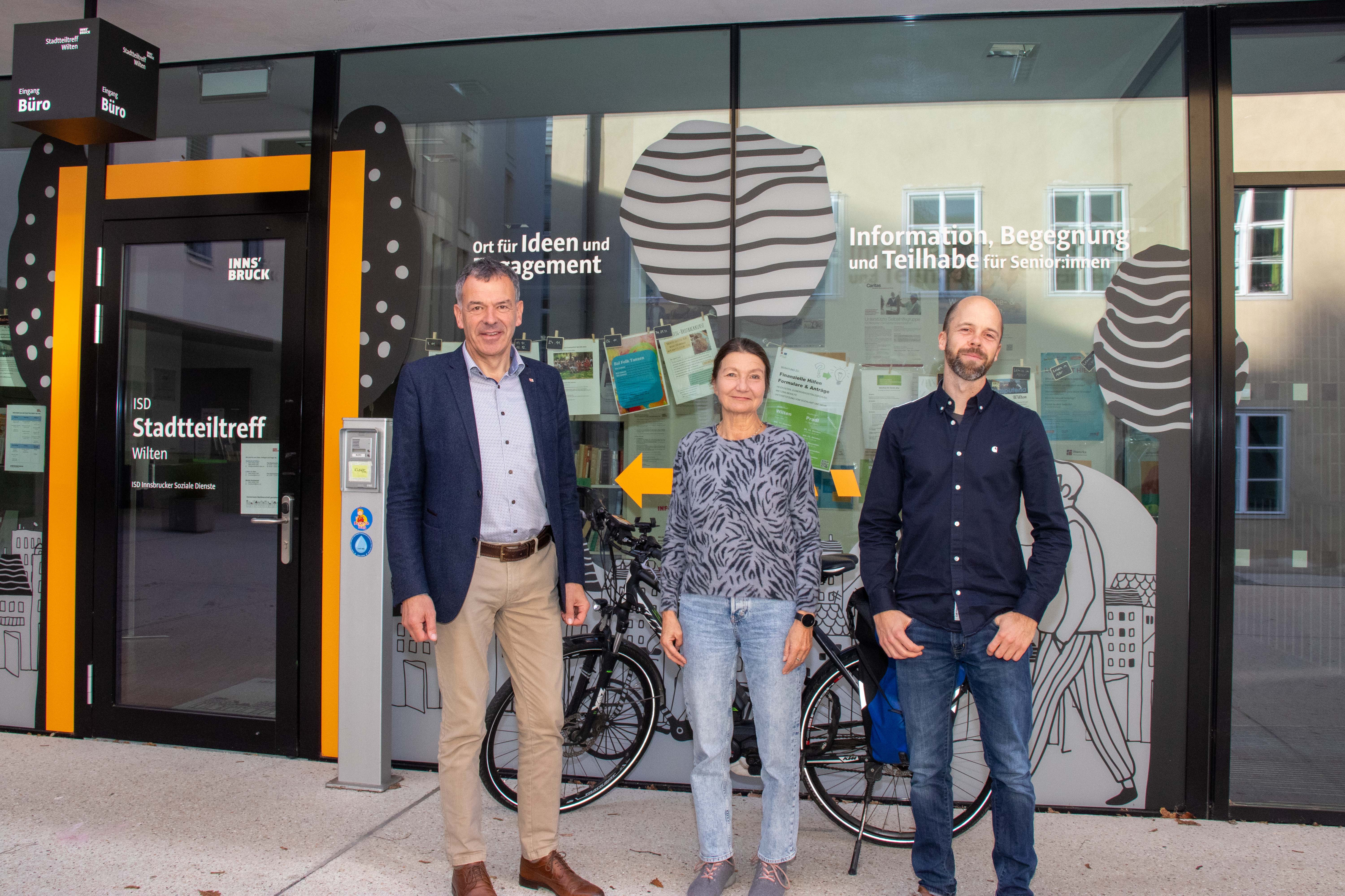 Bürgermeister Georg Willi (l.), Stadträtin Uschi Schwarzl und Paul Klumpner (Bereichsleiter ISD-Stadtteiltreffs) berichten bei einem Pressegespräch im Stadtteiltreff Wilten über das Stimmungsbild zur Einführung von Tempo 30 im Innsbrucker Stadtgebiet, welches im Sommer mit der Bevölkerung diskutiert wurde.