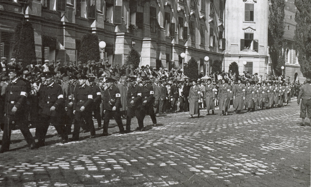 Das Samariterinnenkorps bei der Luftschutzübung am 26.09.1934. An der Spitze Marie Gabrielle zu Lodron-Laterano (Ausschnitt).
