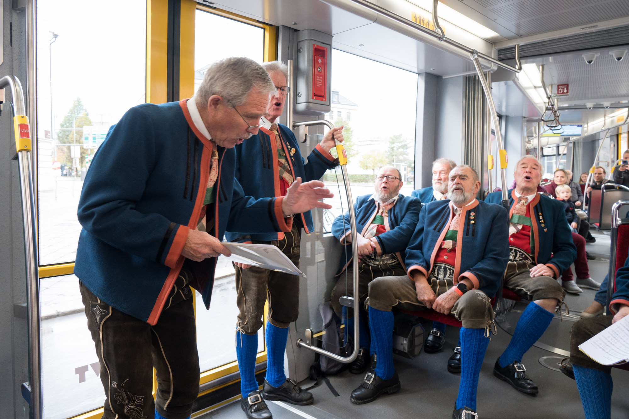 Musik verbindet: Mitsingen und sich gegenseitig Zuhören standen im Mittelpunkt von "Innsbruck singt 2022" mit dem Platzlsingen am 26. Oktober in der Innsbrucker Altstadt. Zu hören waren insgesamt 25 Jugendchöre, gemischte Chöre, Ensembles, Kinderchöre, Frauenchöre und Männerchöre in 75 Kurzkonzerten an sieben Orten. Neu waren heuer die Auftritte verschiedener Ensembles in der Kulturtram (IVB-Linie 3), die die Fahrt zu einer musikalischen Stadtrundfahrt machten.