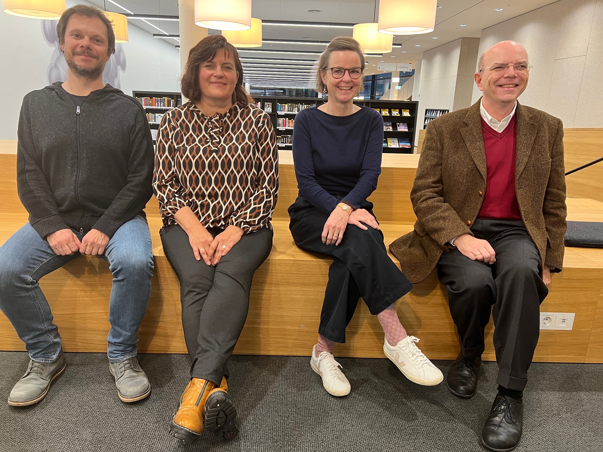 Ein kleiner Ausblick auf "Innsbruck liest 2023": Die Jury, bestehend aus Andreas Unterweger (Schriftsteller, Songwriter, Herausgeber), Alexandra Plank (Kulturjournalistin), der Jury-Vorsitzenden Doris Eibl (Leiterin des Zentrums für Kanadastudien der Universität Innsbruck) und Alexander Kluy (freier Literaturjournalist und Buchautor), hat am 4. November in der Stadtbibliothek ein Buch für "Innsbruck liest 2023" ausgewählt. 
Bis dahin kann man noch das Buch "Die Gegenstimme" als kostenloses Hörbuch unter https://stadtbibliothek.innsbruck.gv.at/innsbruckliest downloaden.