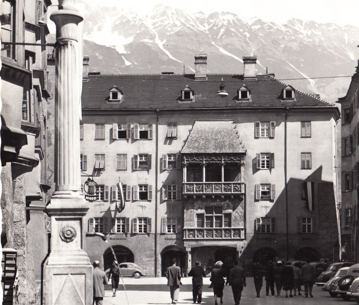 Unter dem Goldenen Dachl gab sich das Paar vor 70 Jahren das Jawort. (Aufnahme aus den 1950er-Jahren)