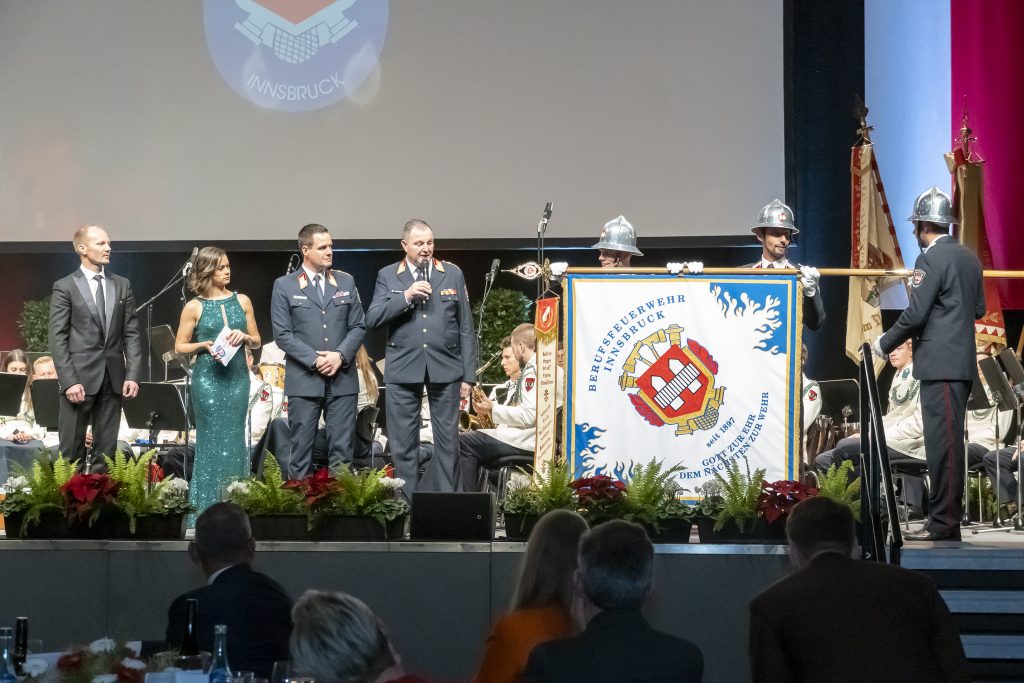Auch die Fahne der Berufsfeuerwehr Innsbruck wurde anlässlich des 125. Jubiläums neugestaltet und geweiht.