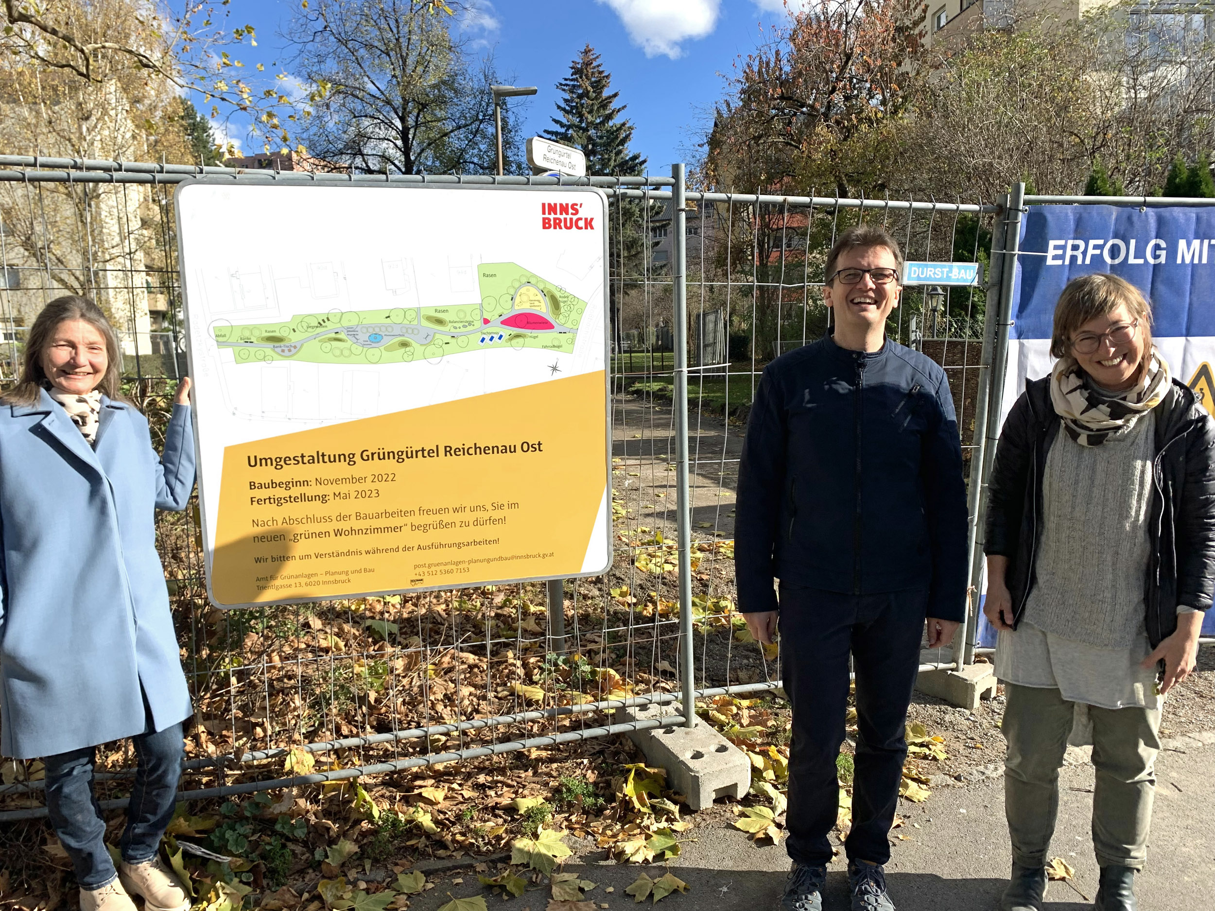 Stadträtin Uschi Schwarzl (l.) macht sich gemeinsam mit Markus Pinter und Lisa Stöllnberger vom städtischen Grünanlagen-Amt ein Bild von den Arbeiten am Grüngürtel.