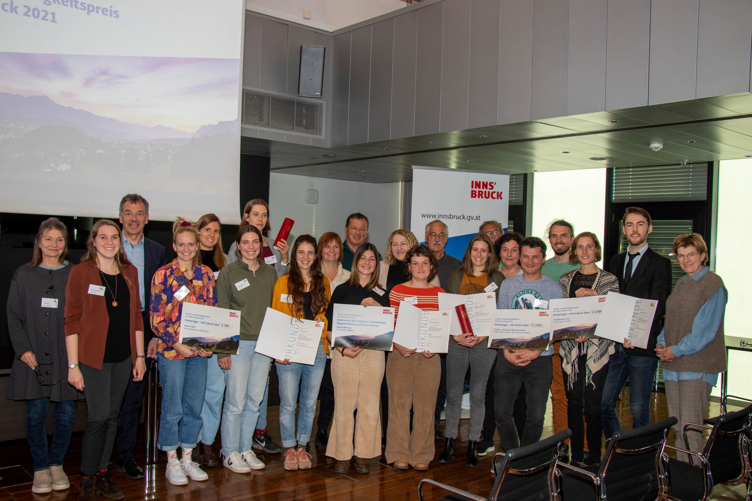 Alle PreisträgerInnen des UNP freuten sich mit Bürgermeister Georg Willi (3.vl.), Umweltstadträtin Uschi Schwarzl (1.v.l), Stadträtin Christine Oppitz-Plörer (1.v.r.), gemeinderätliche VertreterInnen und Nadine Winzer (Büro der Magistratsdirektion; 2.v.l.).