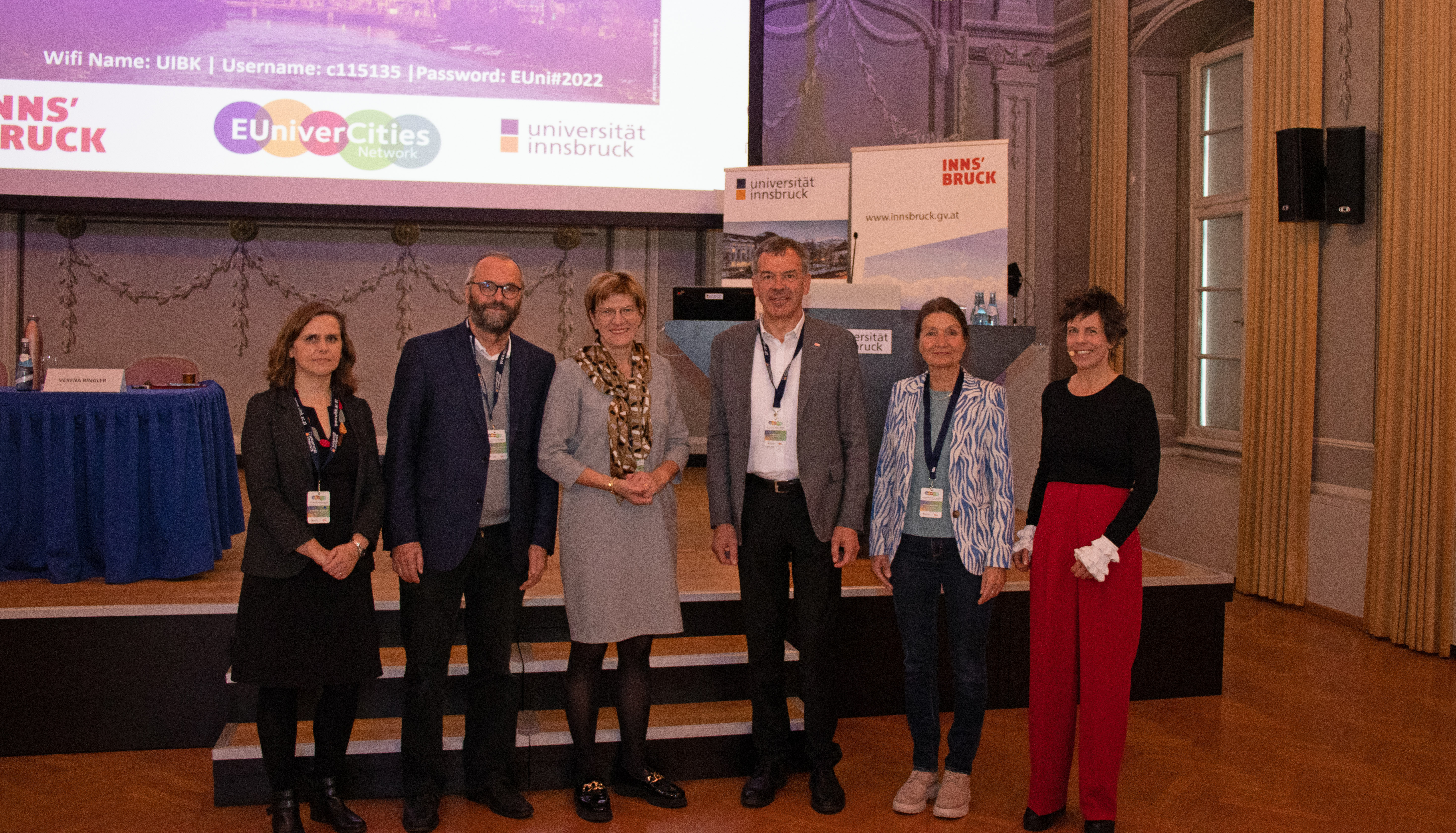 Ein Austausch zu nachhaltiger Stadtentwicklung (v.l.): Catherine Shingler (University of Exeter), Vizerektor Wolfgang Streicher, Stadträtin Christine Oppitz-Plörer, Bürgermeister Georg Willi, Stadträtin Uschi Schwarzl und Verena Ringler (AGORA European Green Deal Innsbruck).