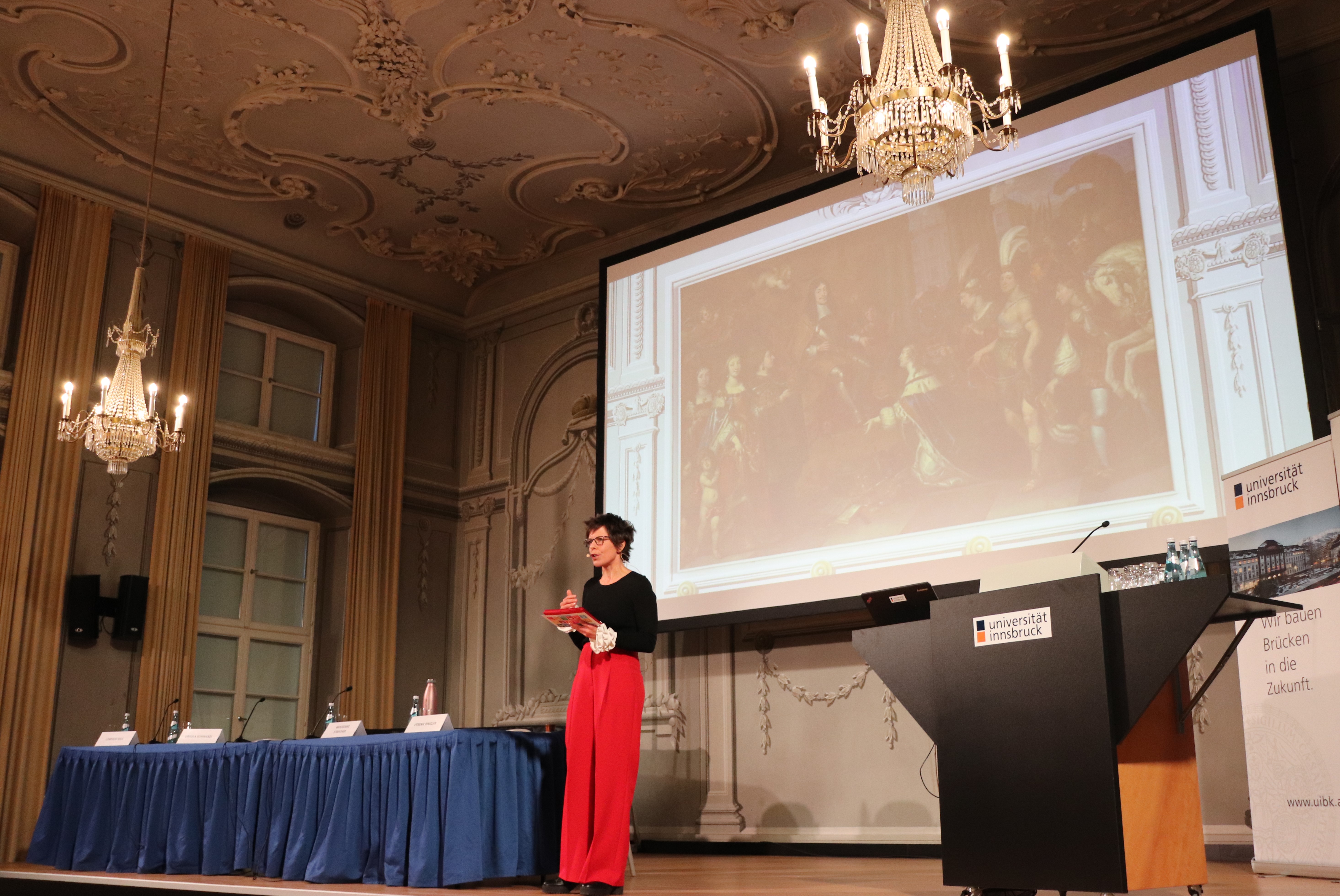 „Rathäuser und Universitäten können unterschiedliche Stimmen an einen Tisch bringen, gemeinsam forschen und entwickeln, Neues probieren", betont Keynote-Speakerin Verena Ringler.