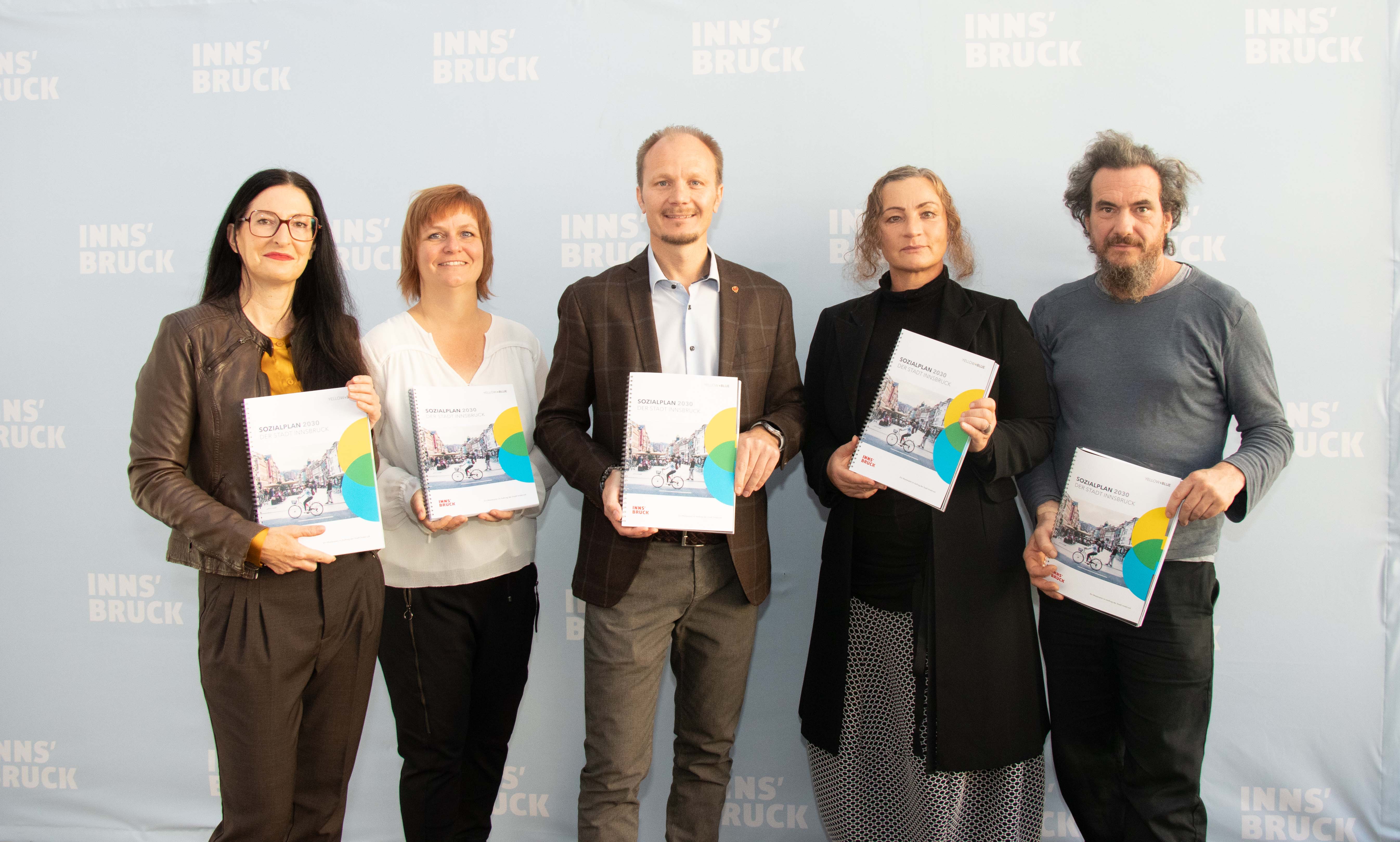 Andrea Salzburger (Agentur yellow:blue), Gemeinderätin Renate Krammer-Stark, Vizebürgermeister Johannes Anzengruber, Gabi Plattner (Frauenhaus Tirol) und Michael Hennermann (Verein für Obdachlose) präsentieren den städtischen Sozialplan 2030.