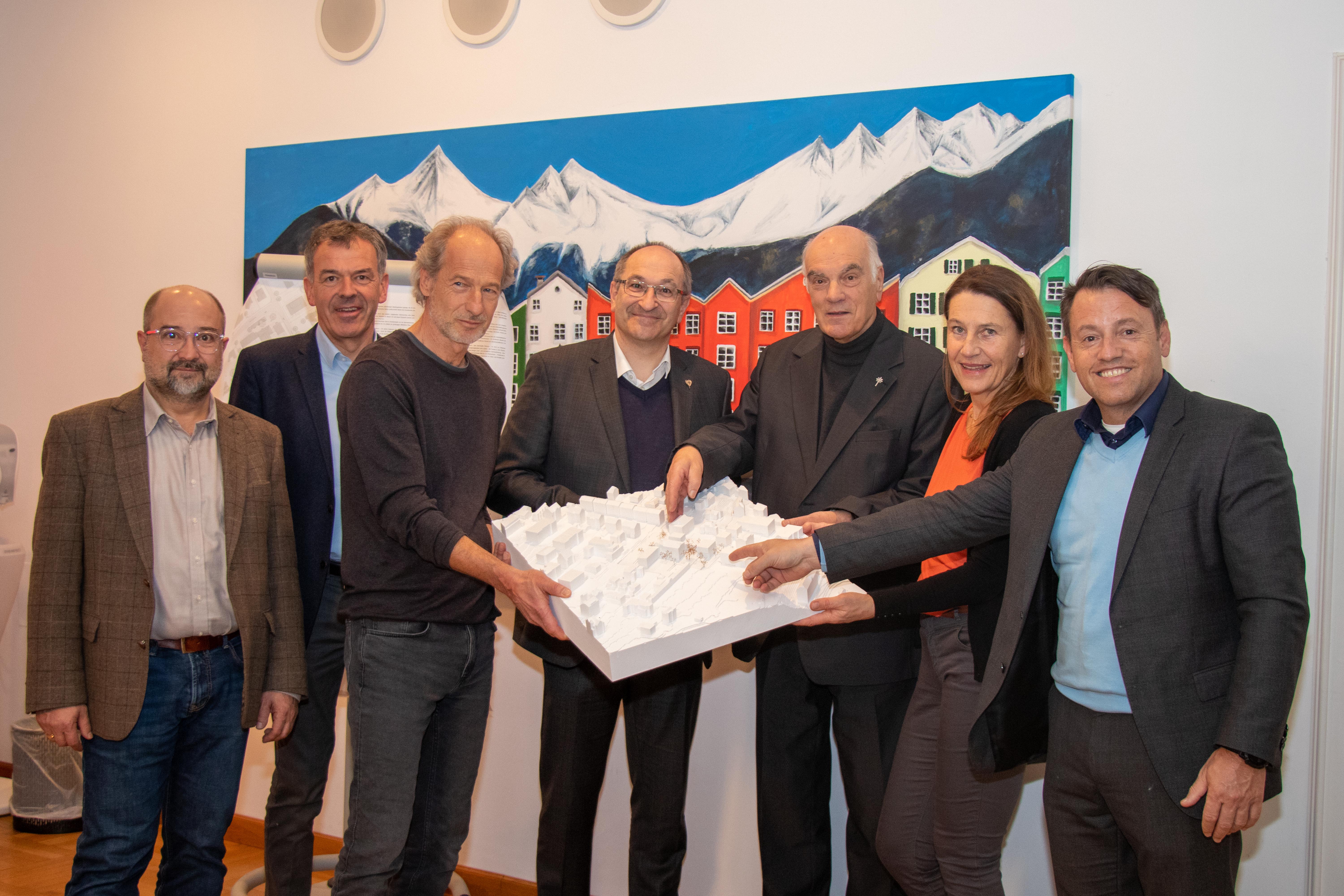 Präsentierten das siegreiche Modell (v.l.): Martin Unterholzner (Projektleiter IIG), Bürgermeister Georg Willi, Architekt Kurt Rumplmayr, Michael Huber (Provinzial Herz-Jesu-Missionare), Andreas Steiner (ehemaliger Provinzial), Architektin Sabine Penz und IIG-Geschäftsführer Dr. Franz Danler.