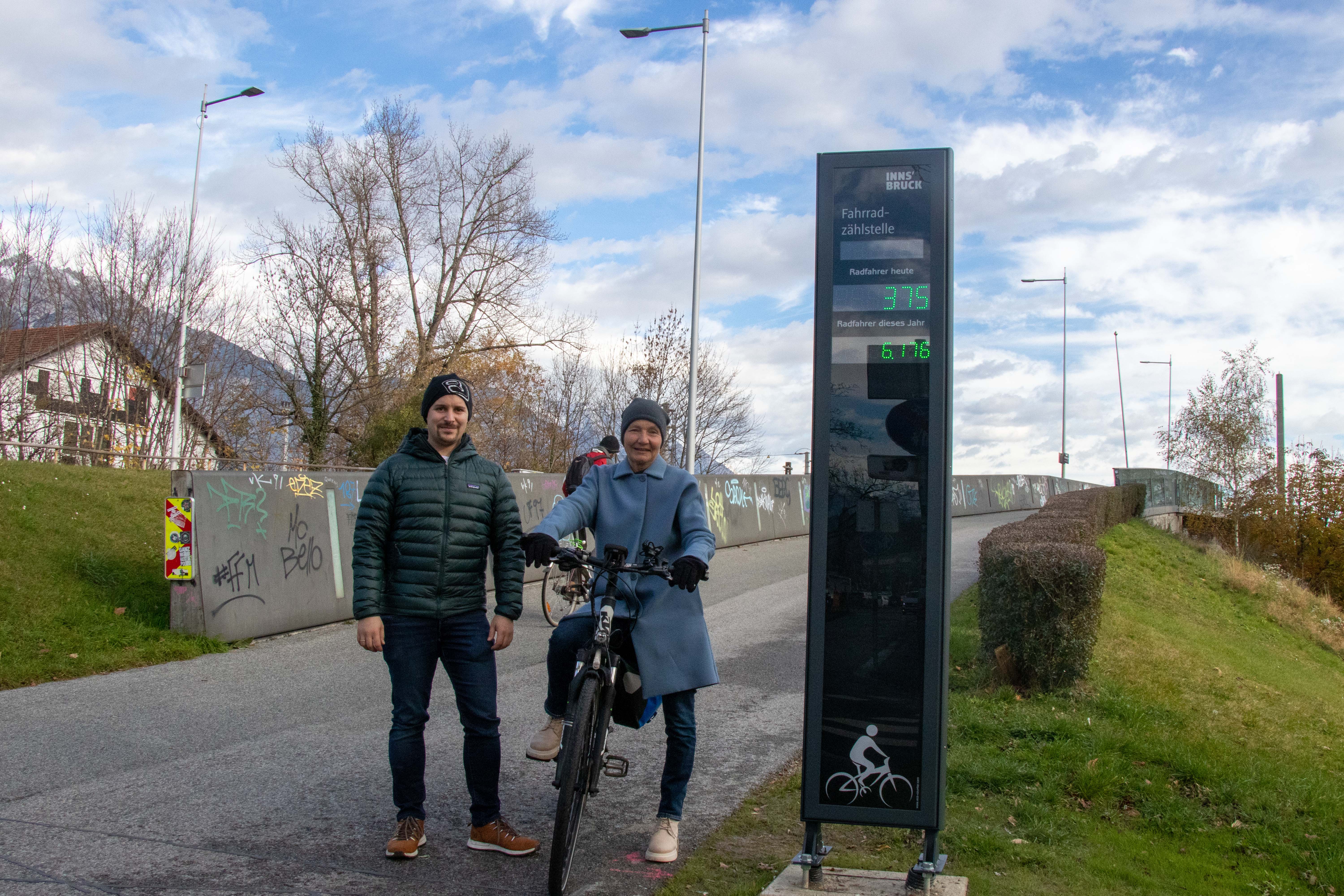 Freuen sich über die neue Radzählstelle am Südring nahe der Olympiabrücke: Stadträtin Uschi Schwarzl und der für die Errichtung verantwortliche Johannes Wetzinger vom städtischen Referat Verkehrsplanung und Umweltmanagement.