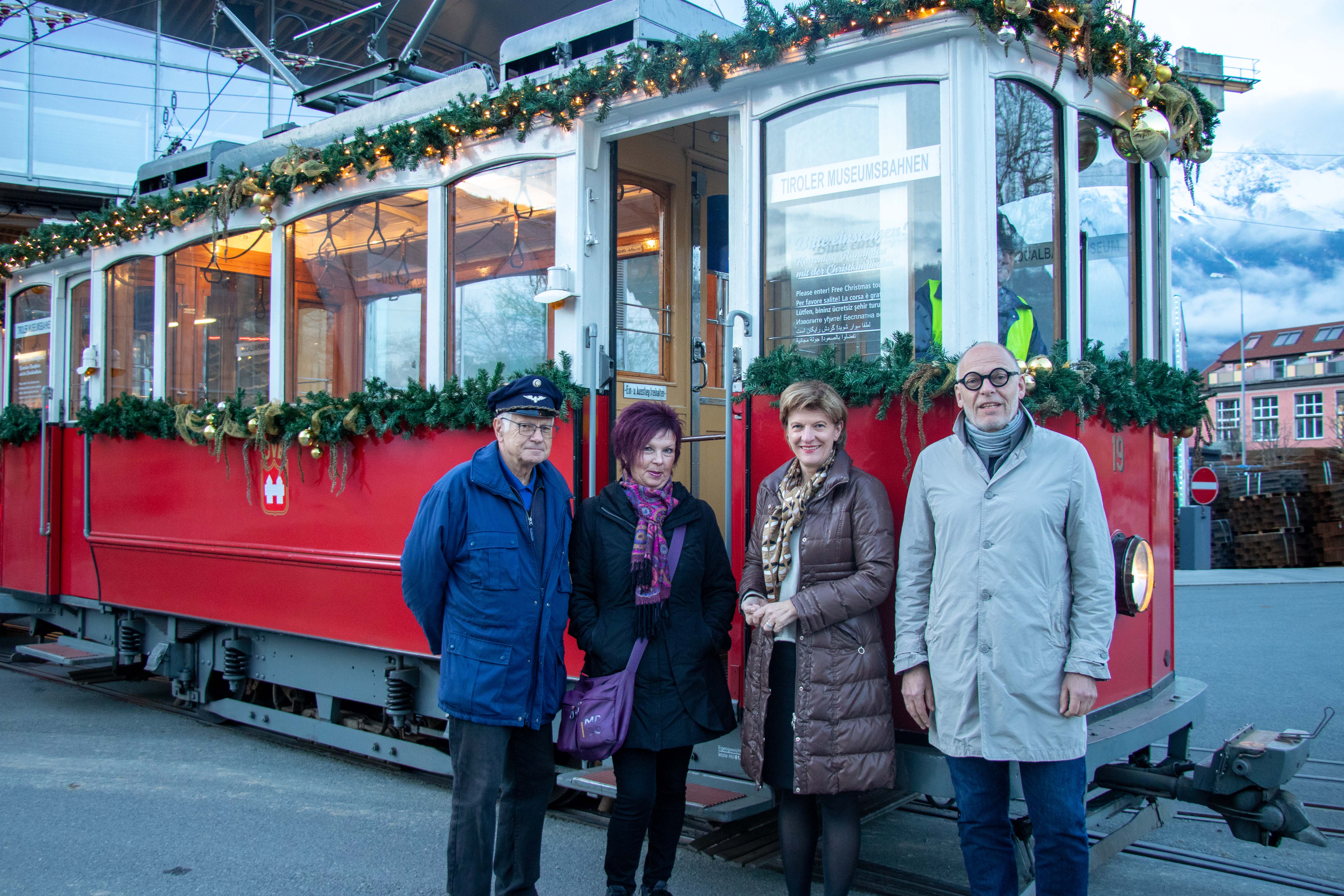 Freuen sich auf die Fahrt mit der Christkindlbahn (v.l.): Walter Pramstaller (Vorsitzender Tiroler MuseumsBahnen), Uschi Klee (Referat Frauen und Generationen), Familienstadträtin Christine Oppitz-Plörer und IVB-Geschäftsführer Martin Baltes.