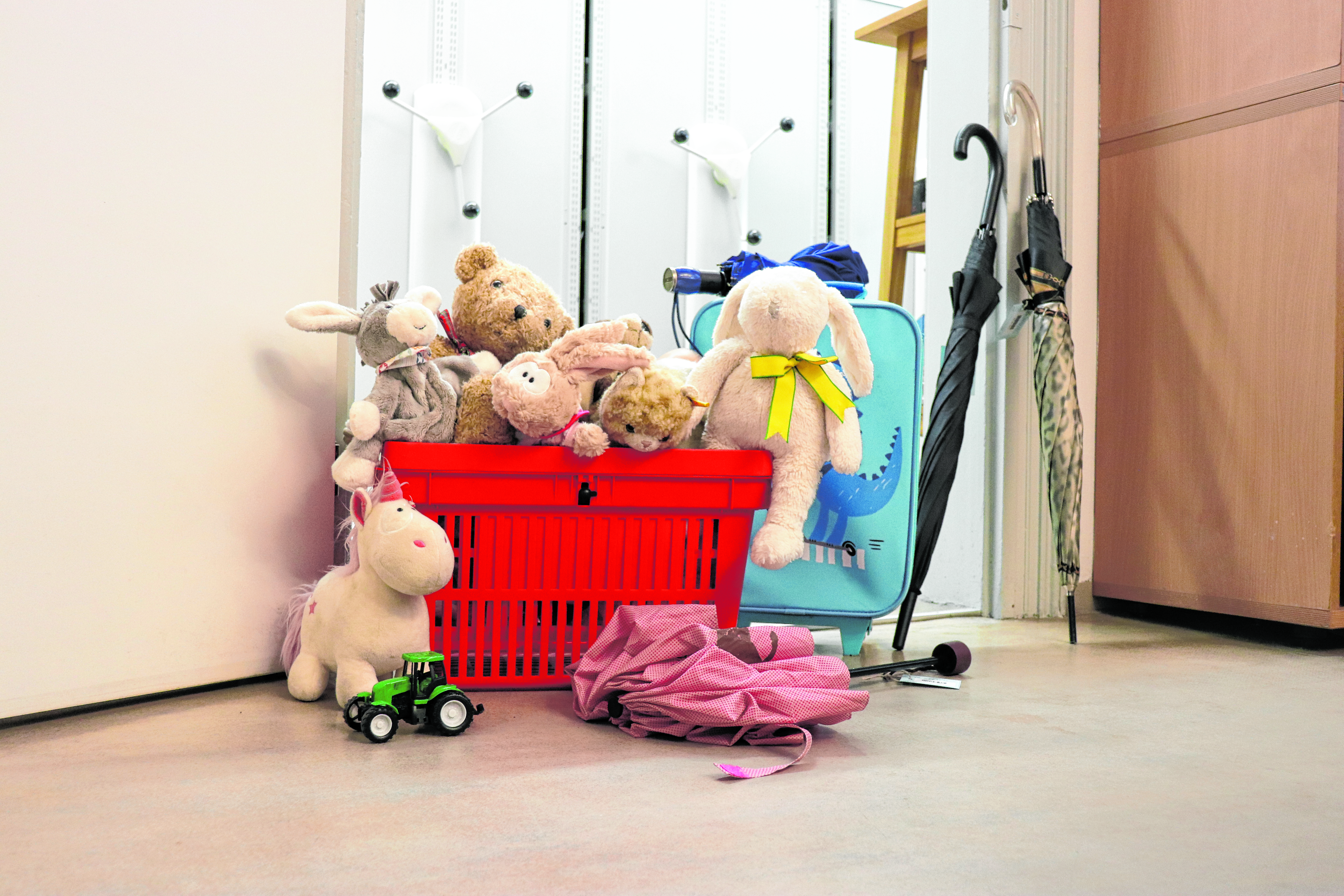 Heiß vermisst: Jeden Monat werden Stofftiere abgegeben und allen überzogenen Erwartungen zum Trotz kurioserweise erstaunlich wenig Regenschirme.