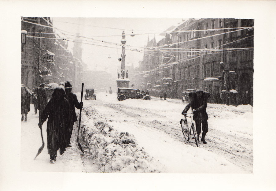 Das Schneetreiben von 1922 mag ebenso ausgesehen haben wie dieses hier, das im darauffolgenden Jahrzehnt in der Maria-Theresia-Straße aufgenommen wurde.