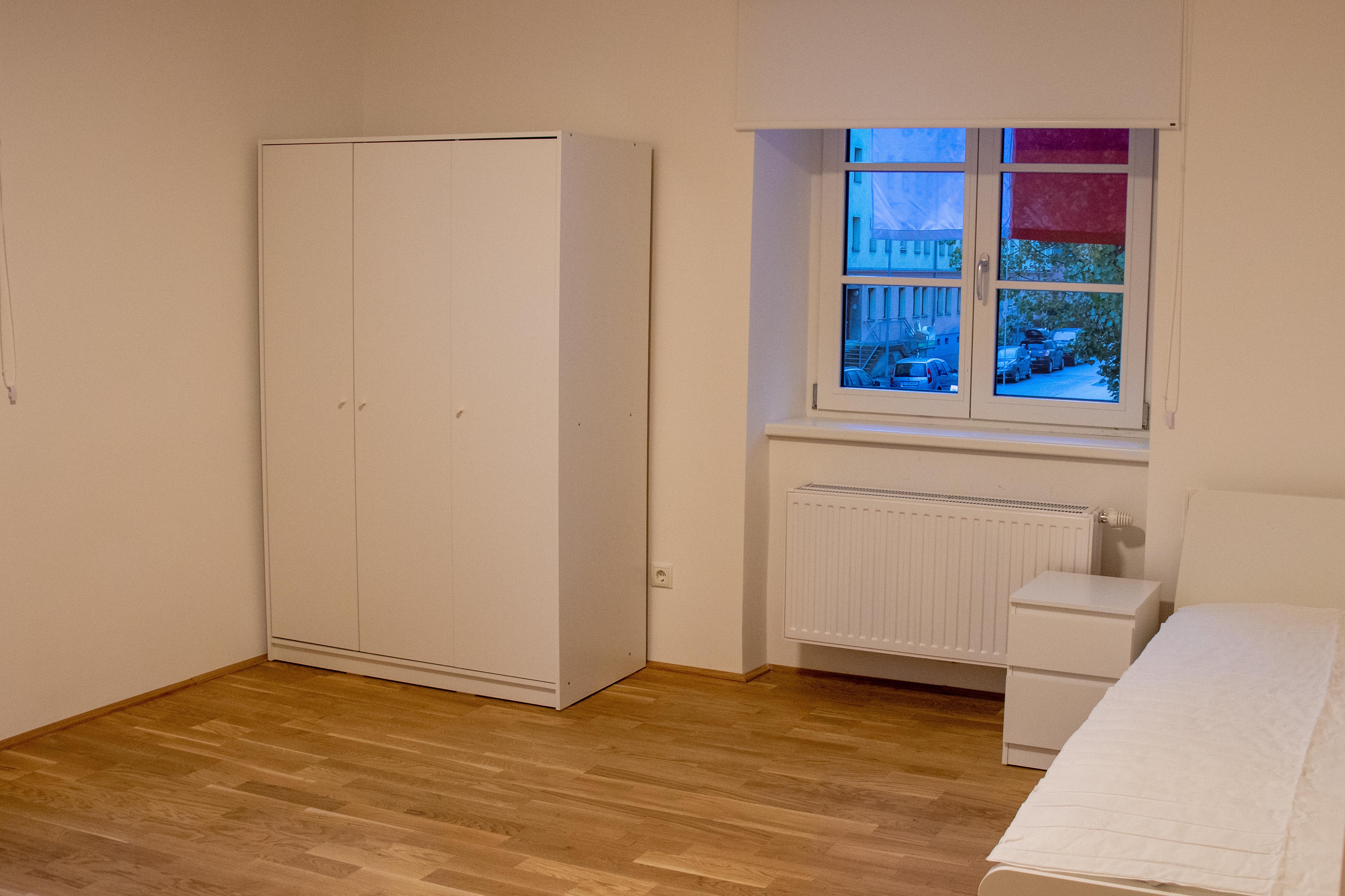 Die Zimmer im Campus sind mit Bett, Schrank, Regal, Schreibtisch und Bürostuhl fix ausgestattet.