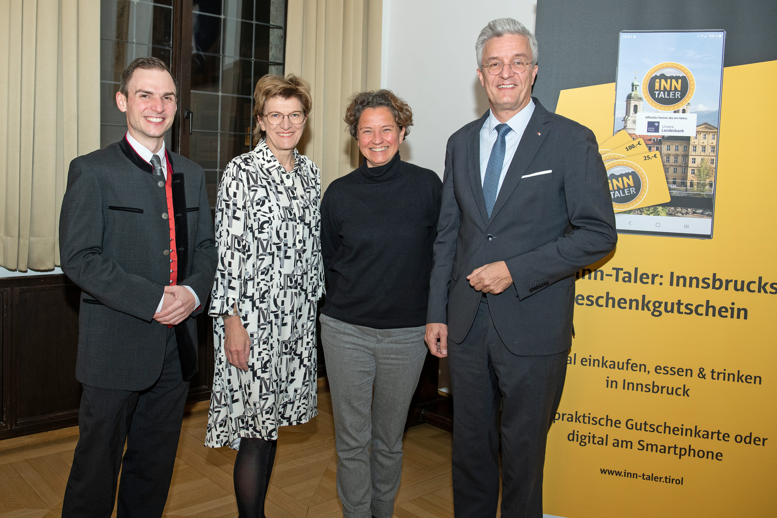 Patrick Pixner, GF der Inn-Taler GmbH, Stadträtin Christine Oppitz-Plörer, Heike Kiesling, GF Innsbruck Marketing, und Michael Perger, Obmann des Zentrumsvereins (v.l.n.r.) beim Treffen im Alten Rathaussaal.